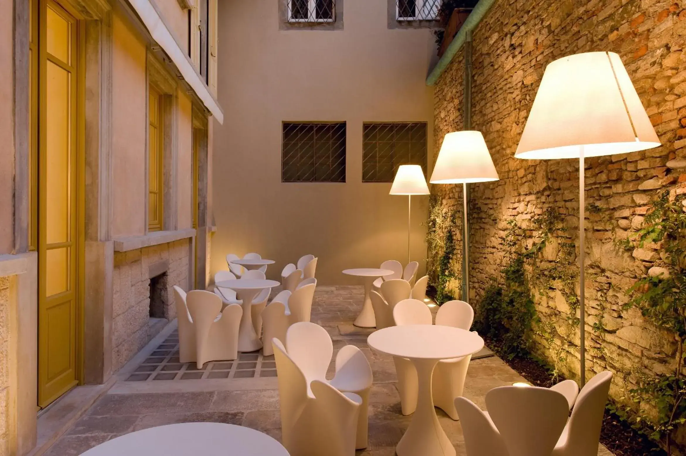 Garden, Restaurant/Places to Eat in Petronilla - Hotel In Bergamo