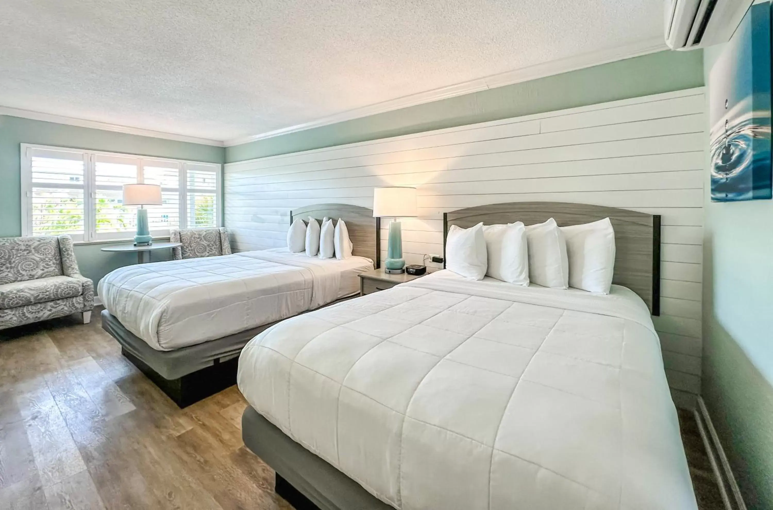 Bed in Thunderbird Beach Resort