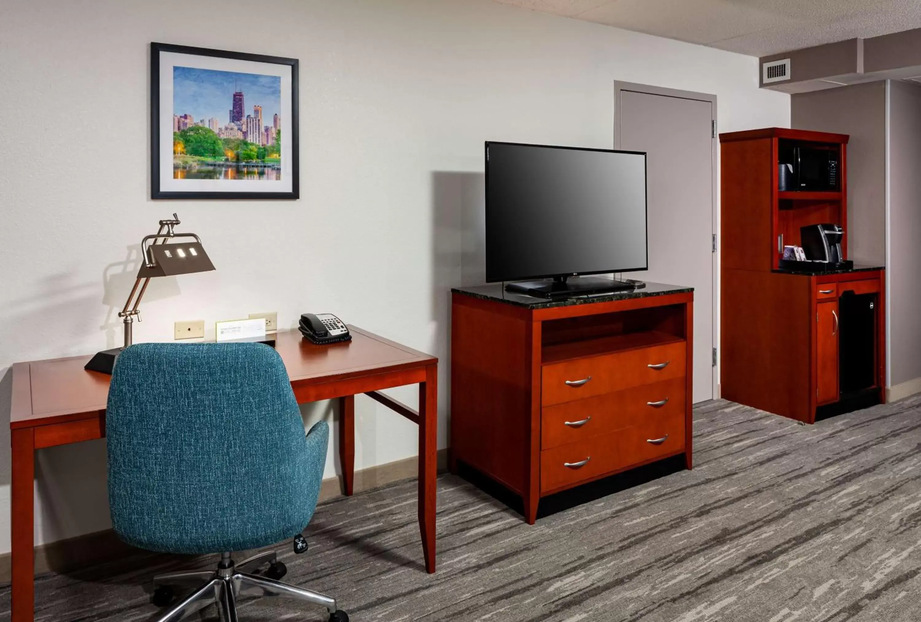 Bedroom, TV/Entertainment Center in Hilton Garden Inn Chicago O'Hare Airport