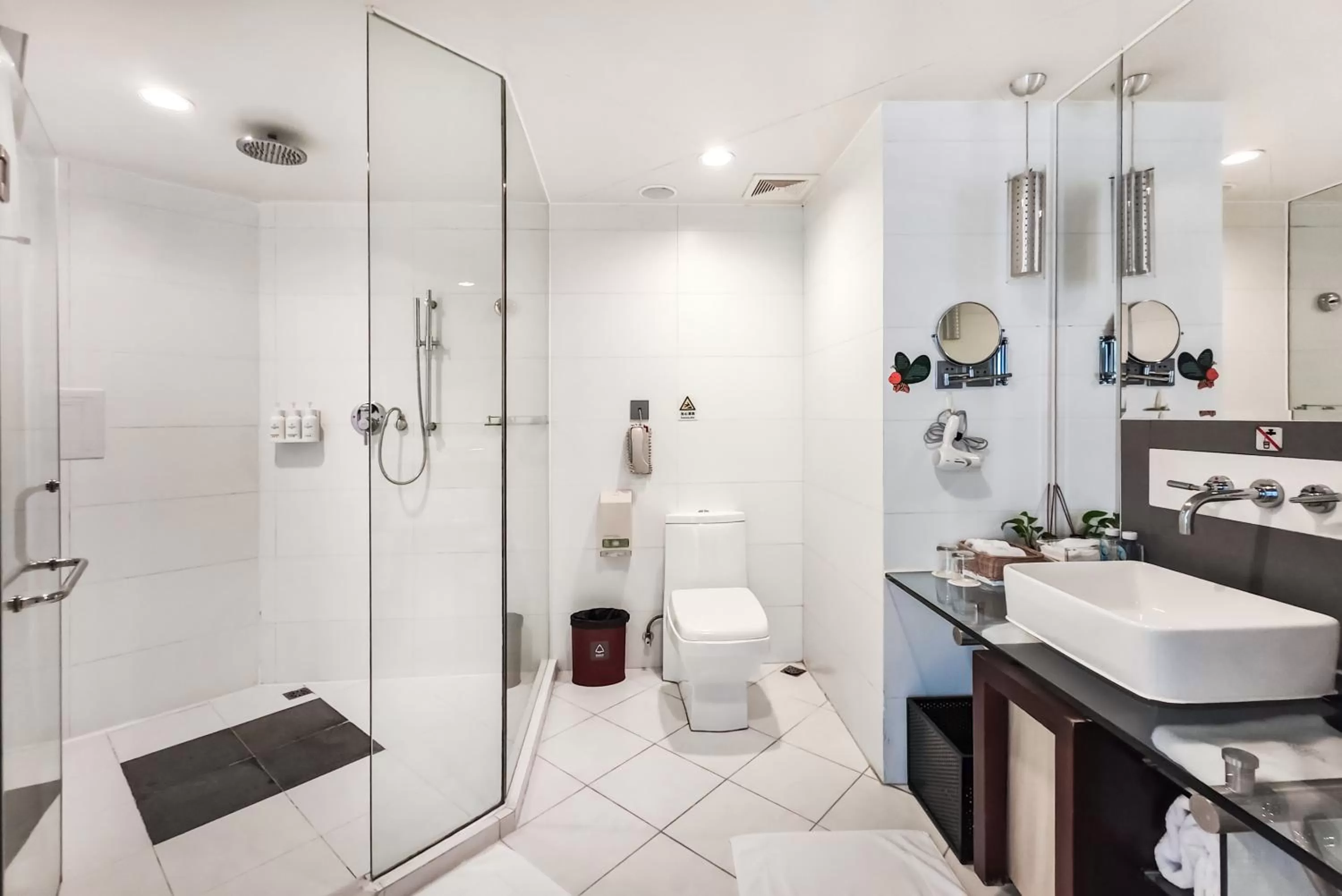 Bathroom in The Pavilion Century Tower (Huaqiang NorthBusiness Zone)