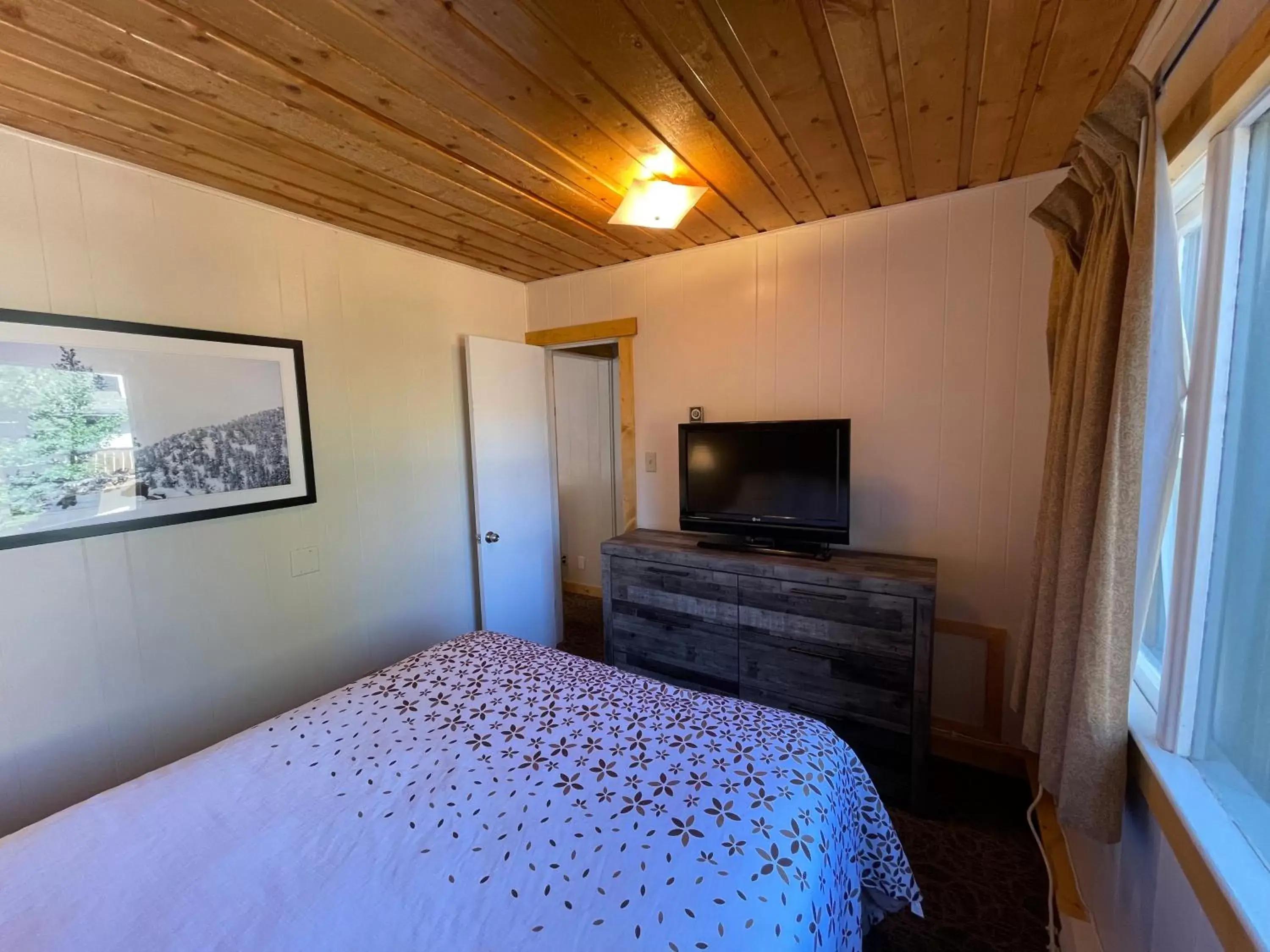 Bedroom, Bed in Estes Mountain Inn