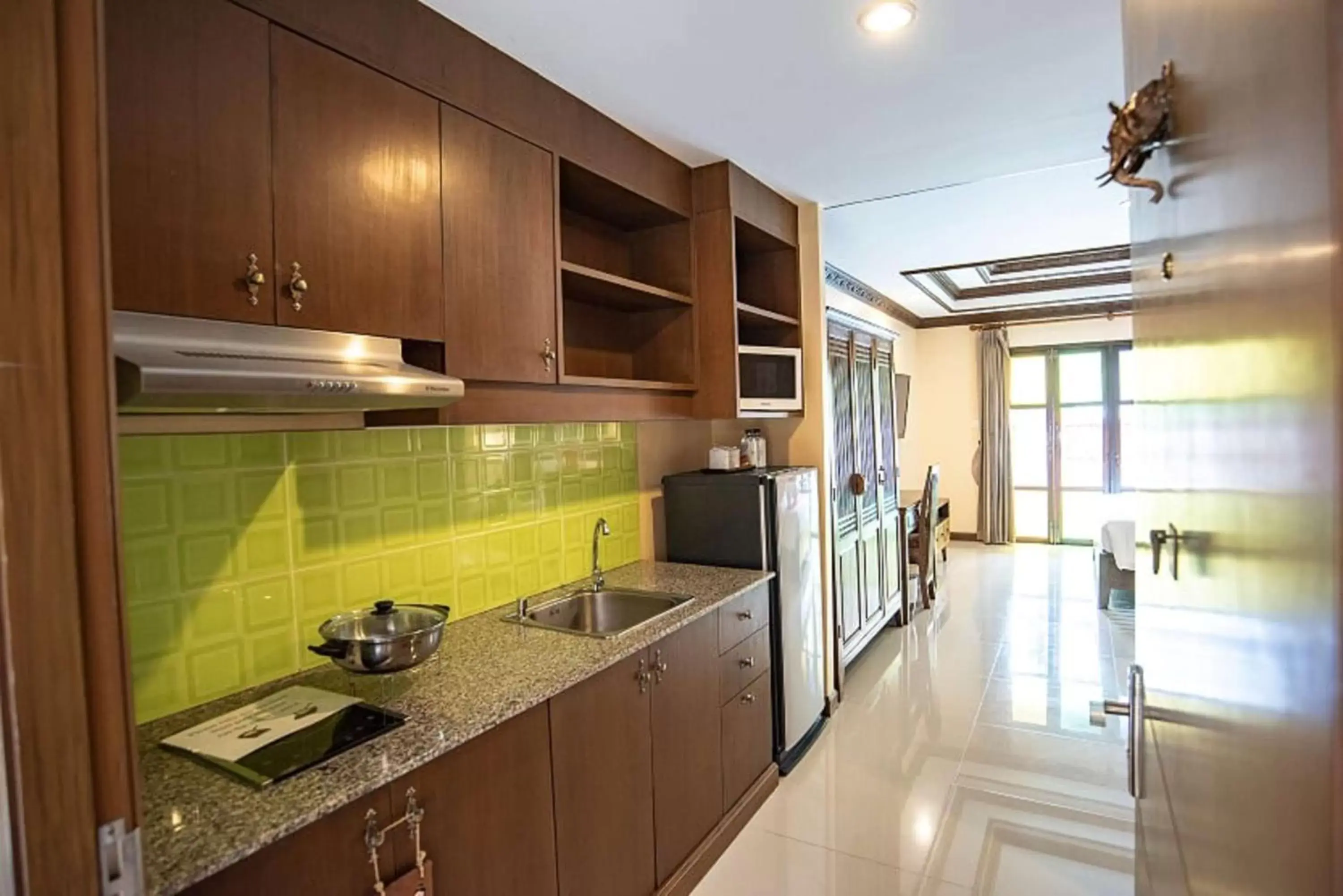 Kitchen or kitchenette, Kitchen/Kitchenette in The LD Pattaya Hotel