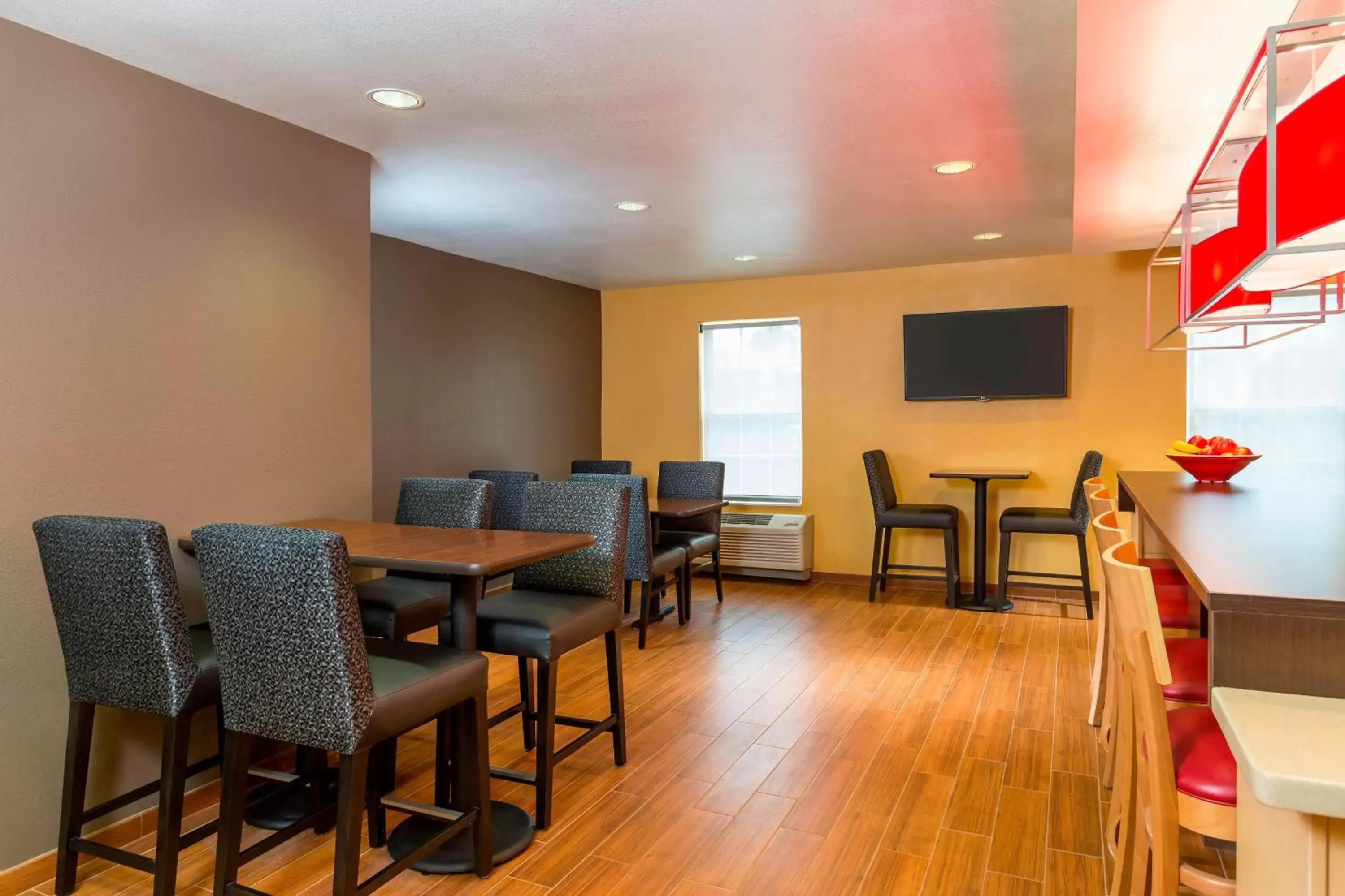 Restaurant/places to eat, Dining Area in TownePlace Suites Phoenix North