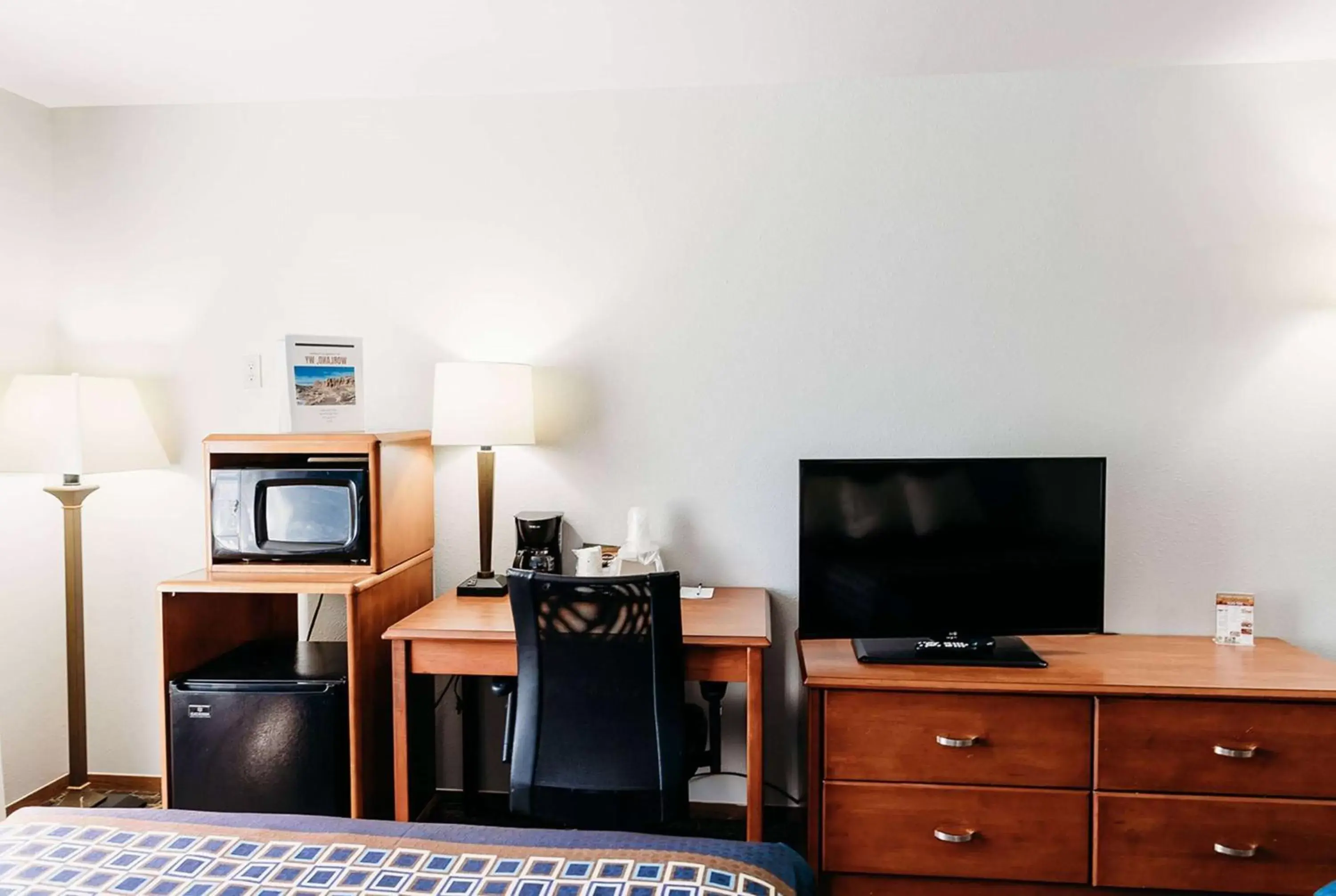 Photo of the whole room, TV/Entertainment Center in Travelodge by Wyndham Worland