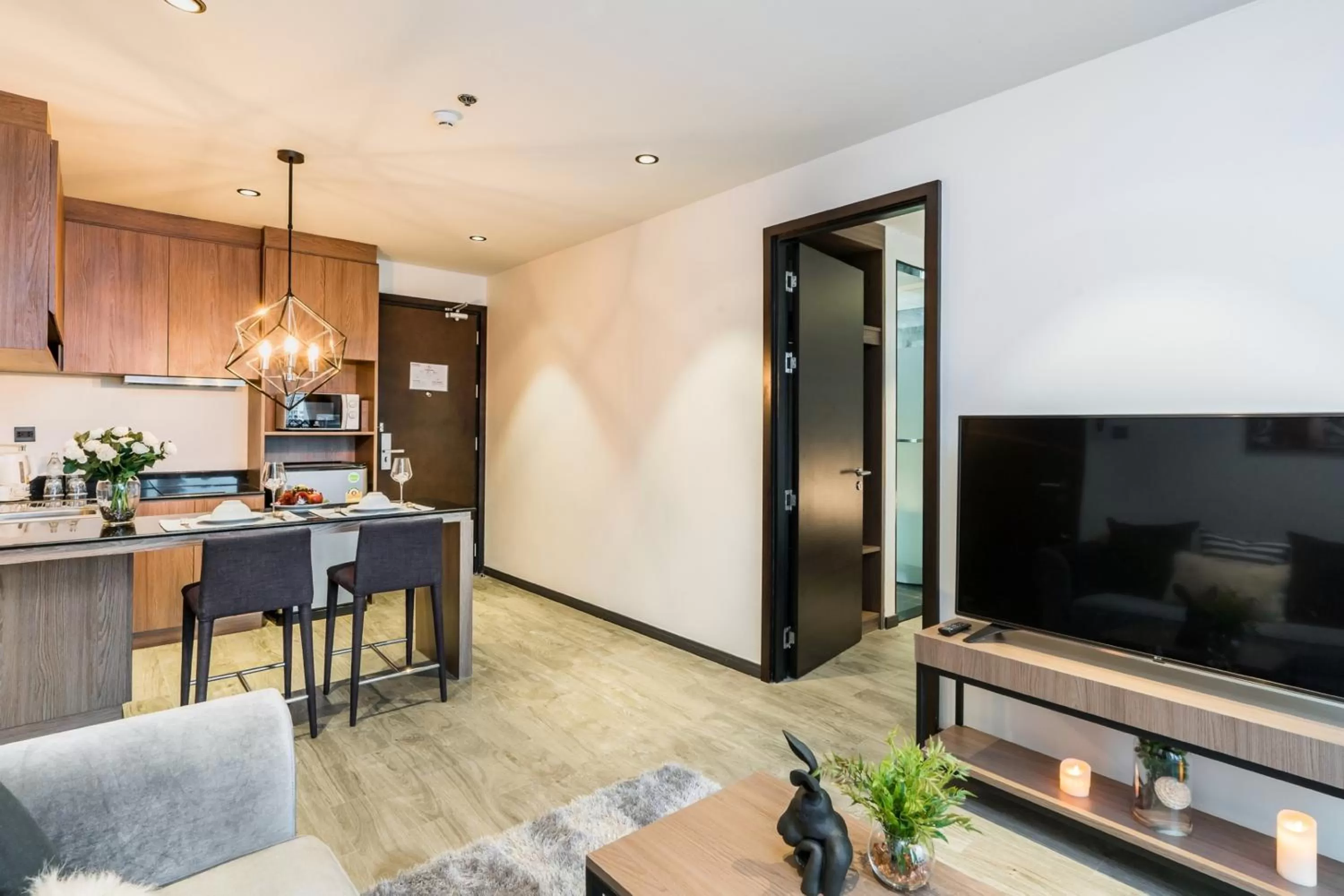 Living room in SureStay Plus by Best Western T Pattaya