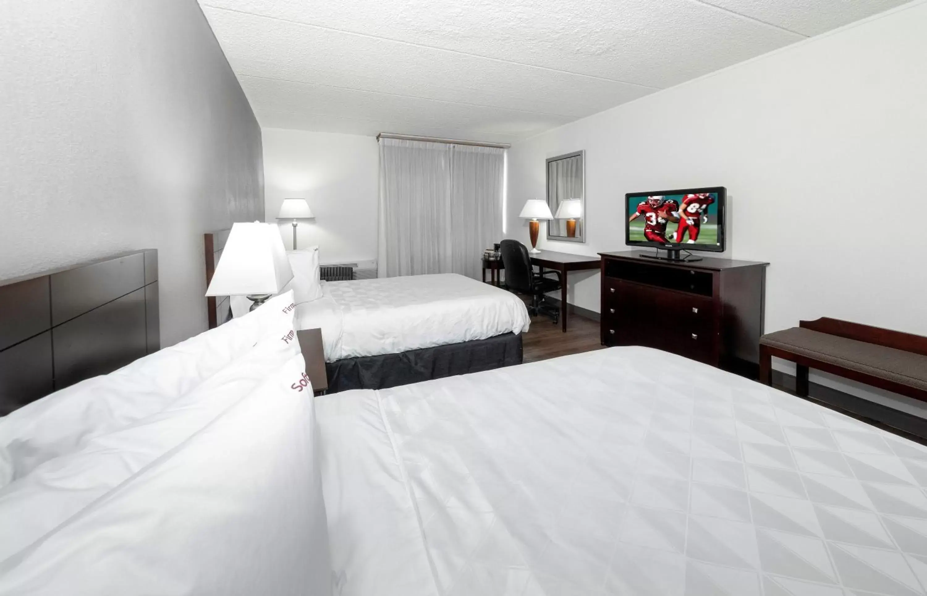 Photo of the whole room, Bed in Red Roof Inn PLUS Newark Liberty Airport - Carteret