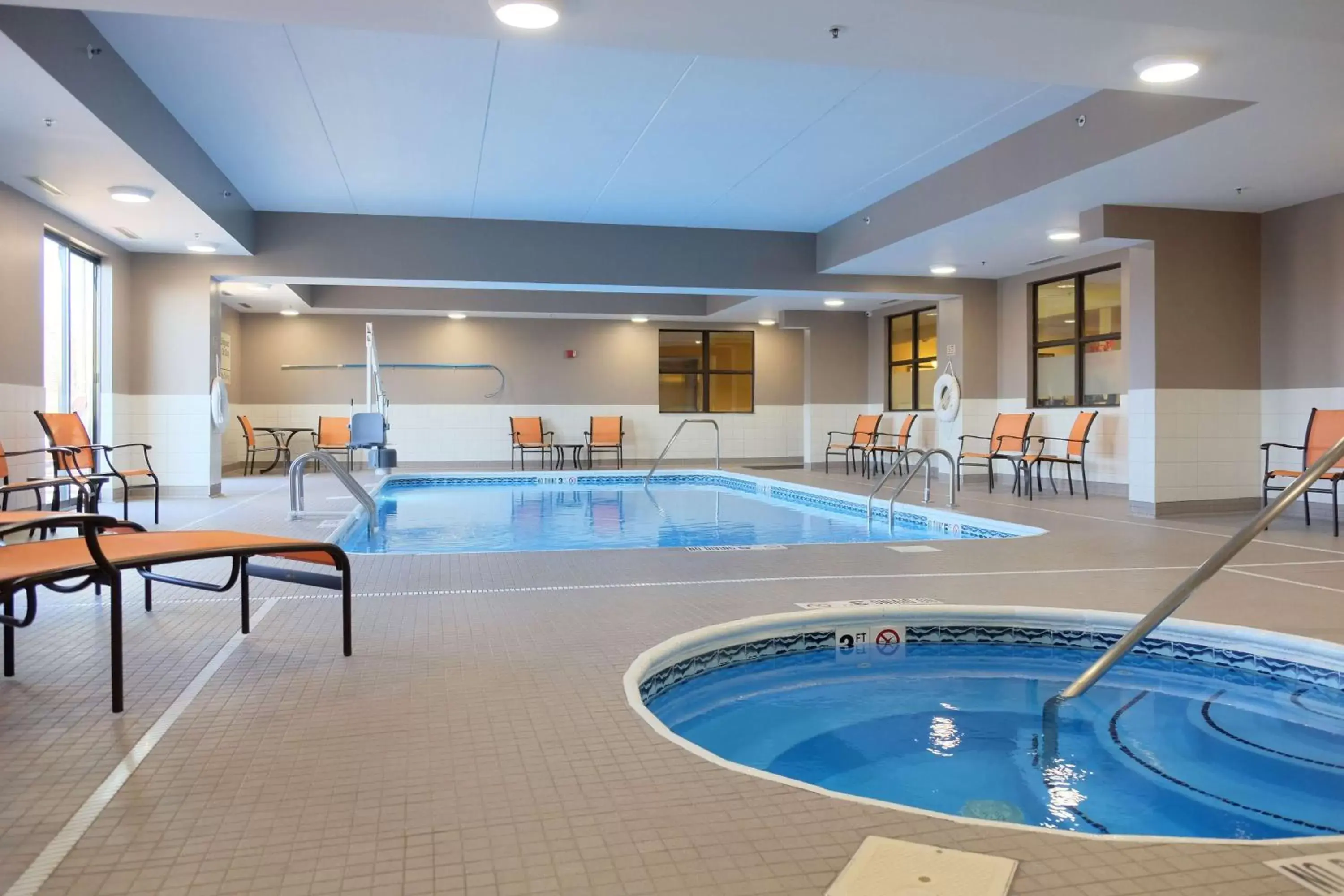 Hot Tub, Swimming Pool in Hampton Inn Lima