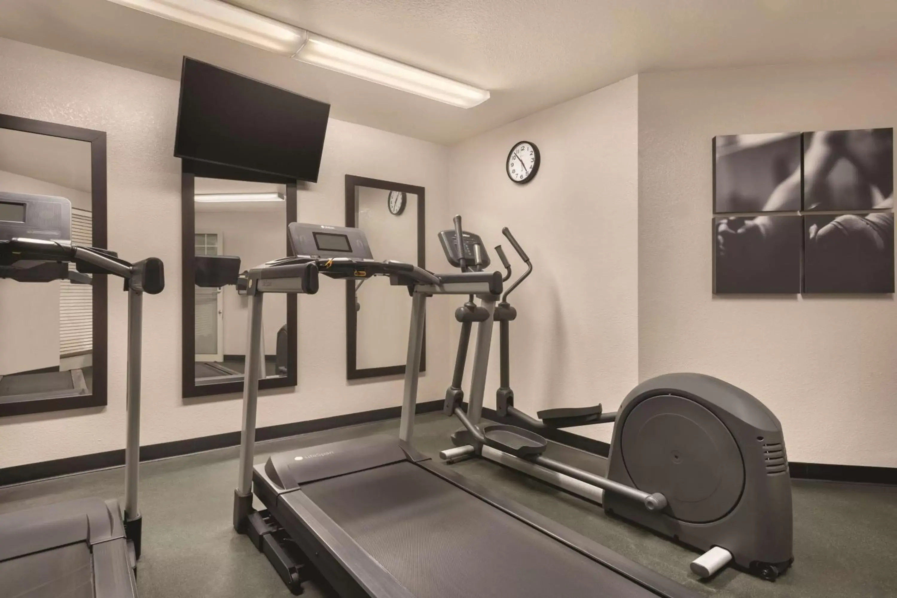 Activities, Fitness Center/Facilities in Country Inn & Suites by Radisson, Germantown, WI