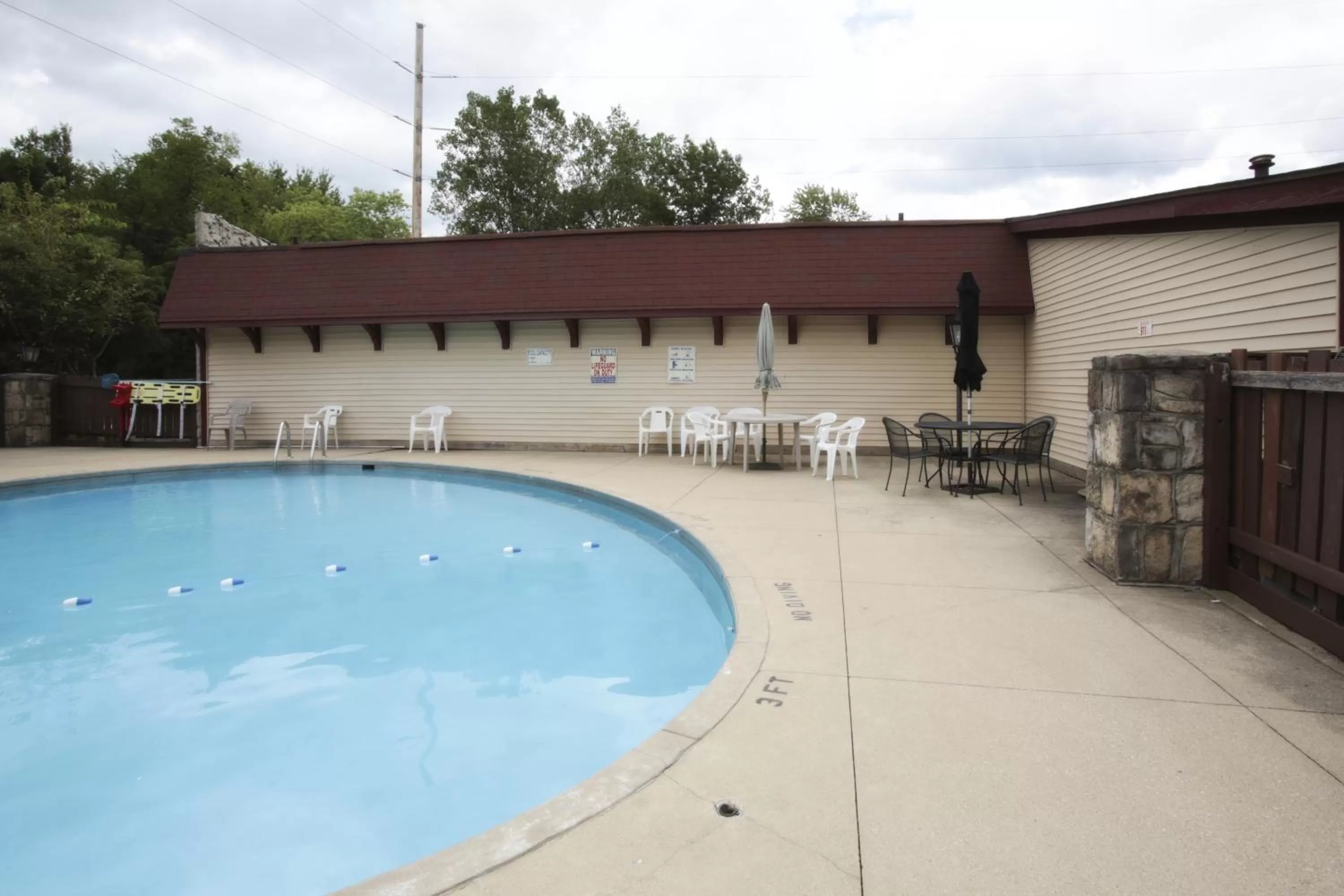 Swimming pool in Knights Inn - Battle Creek