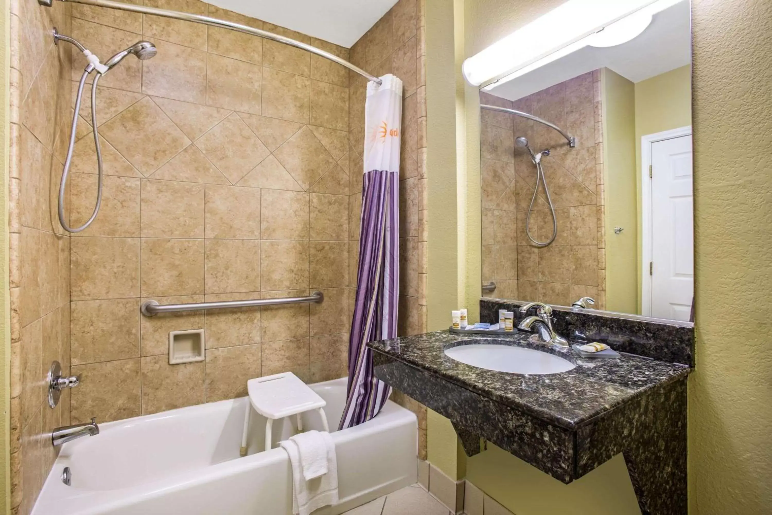 Bathroom in La Quinta by Wyndham Belton - Temple South