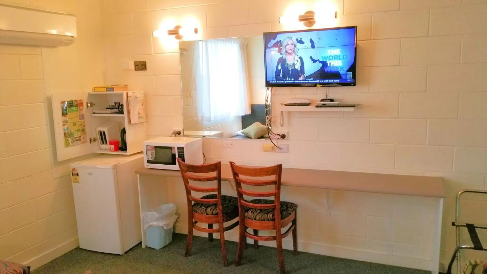 TV and multimedia in A&A Lodge Motel