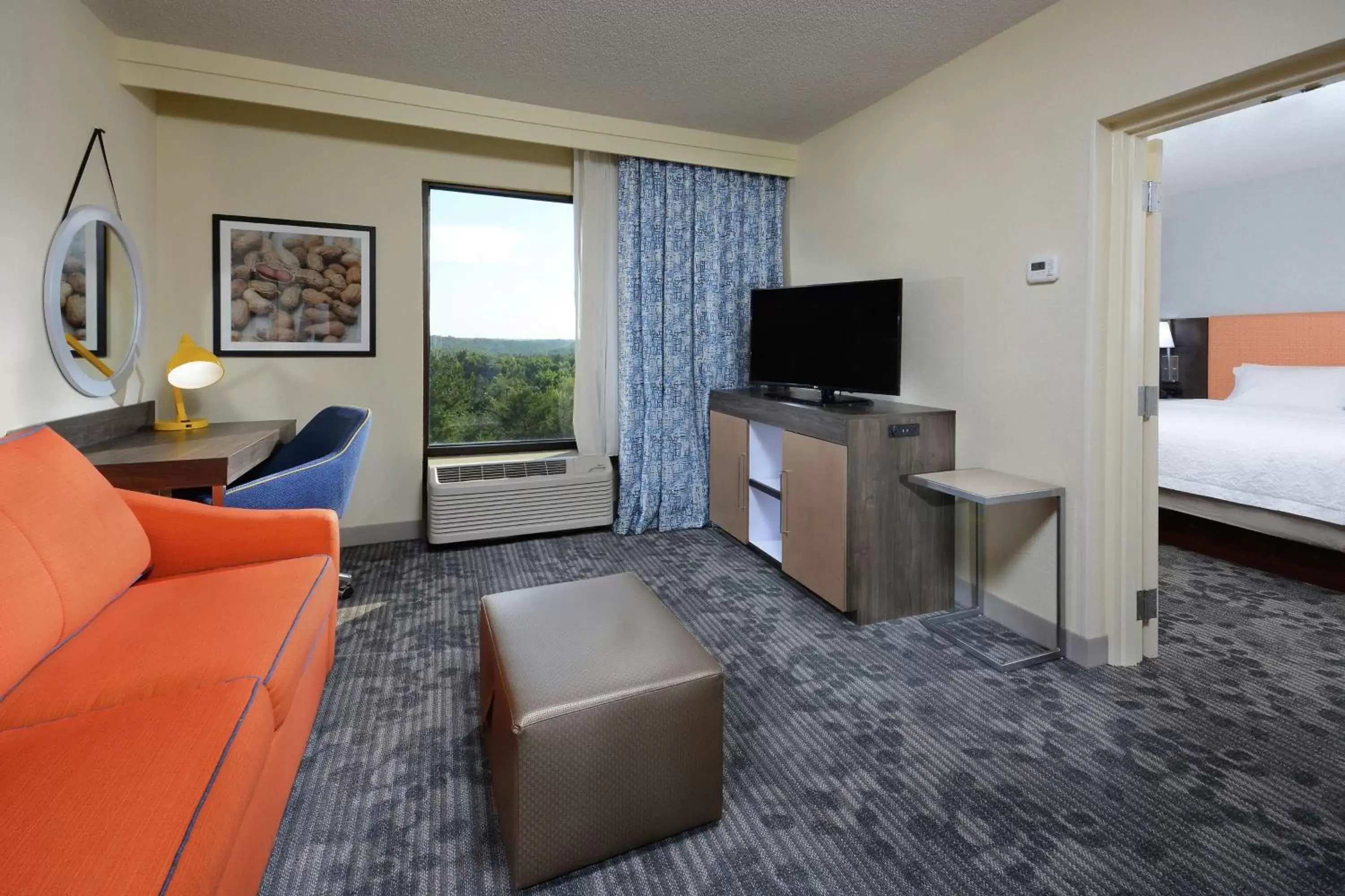 Bedroom, TV/Entertainment Center in Hampton Inn & Suites Greenville/Spartanburg I-85