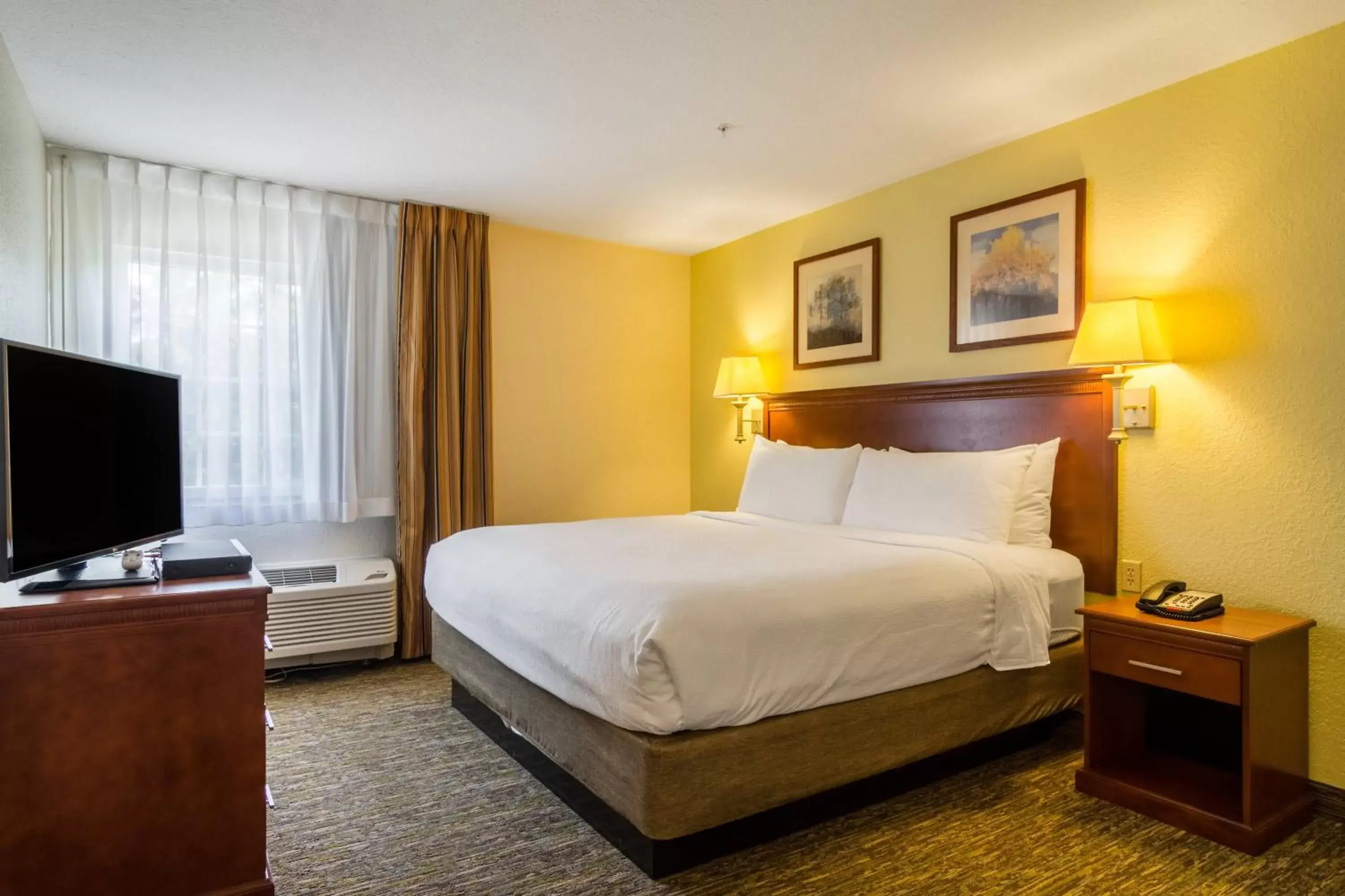 Photo of the whole room, Bed in Candlewood Suites Jacksonville East Merril Road, an IHG Hotel