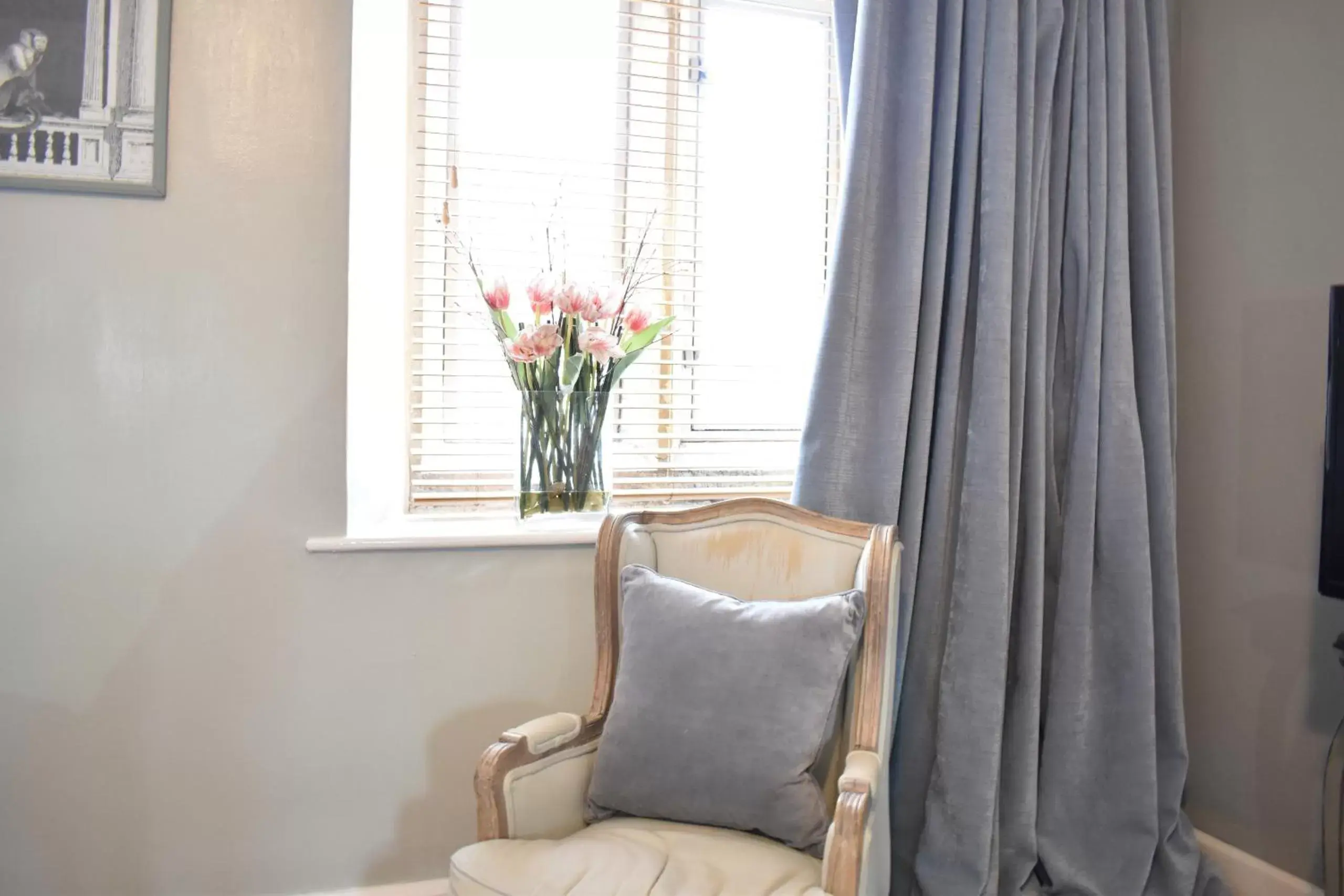 Bedroom, Seating Area in Davenford Stow Gardens