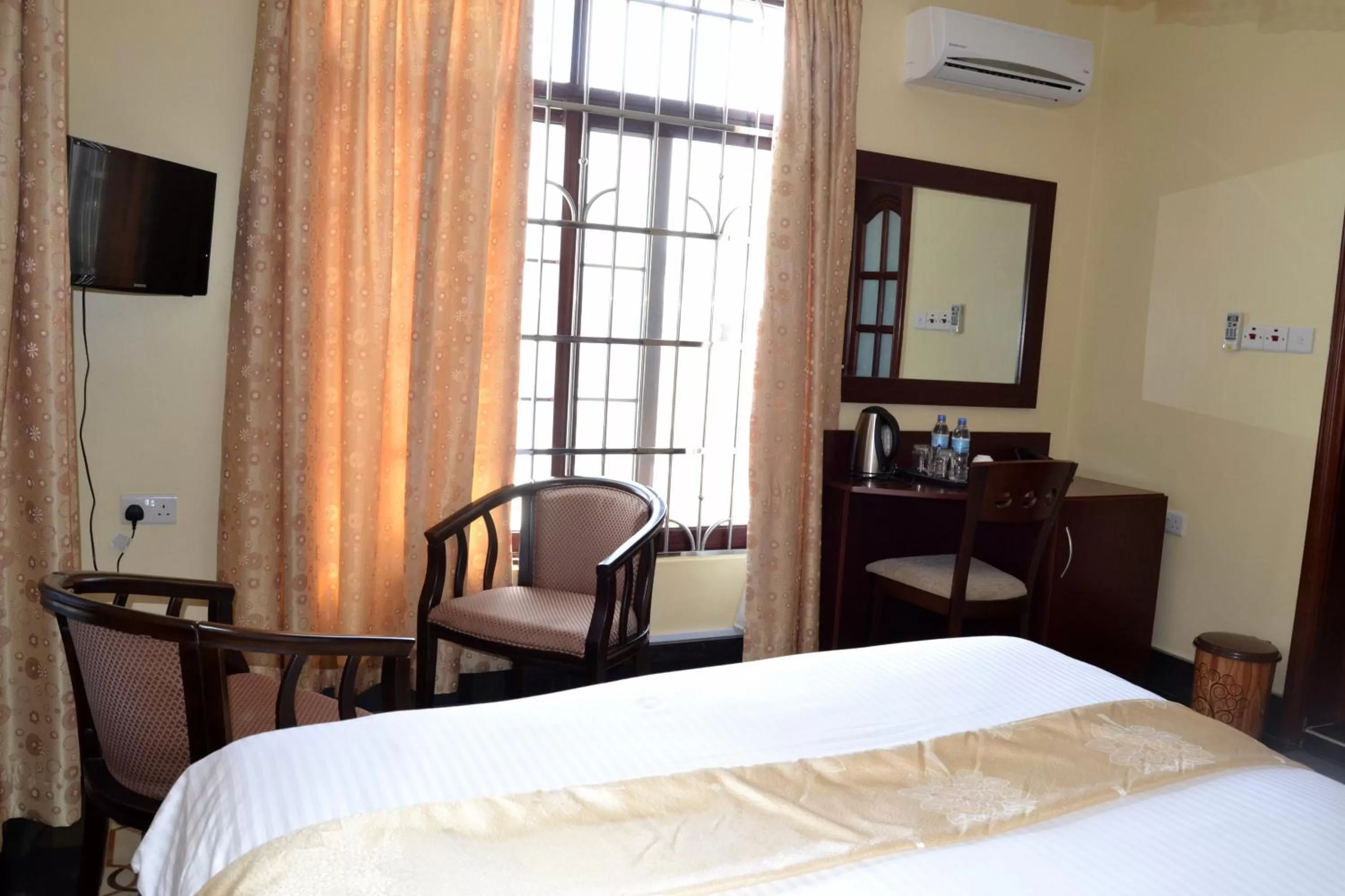 Photo of the whole room, Bed in Lantana Hotel