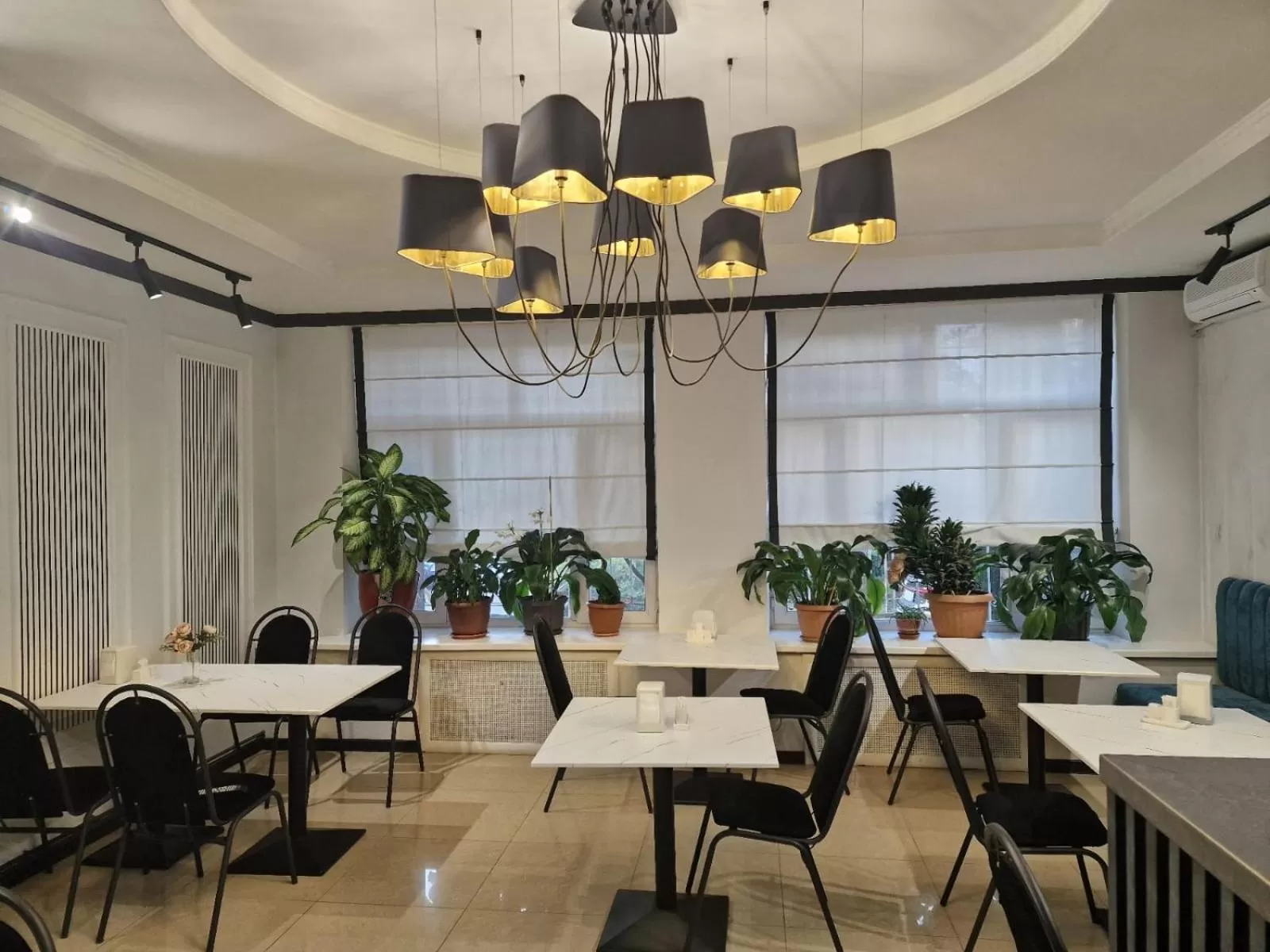 Restaurant/places to eat in Ajour