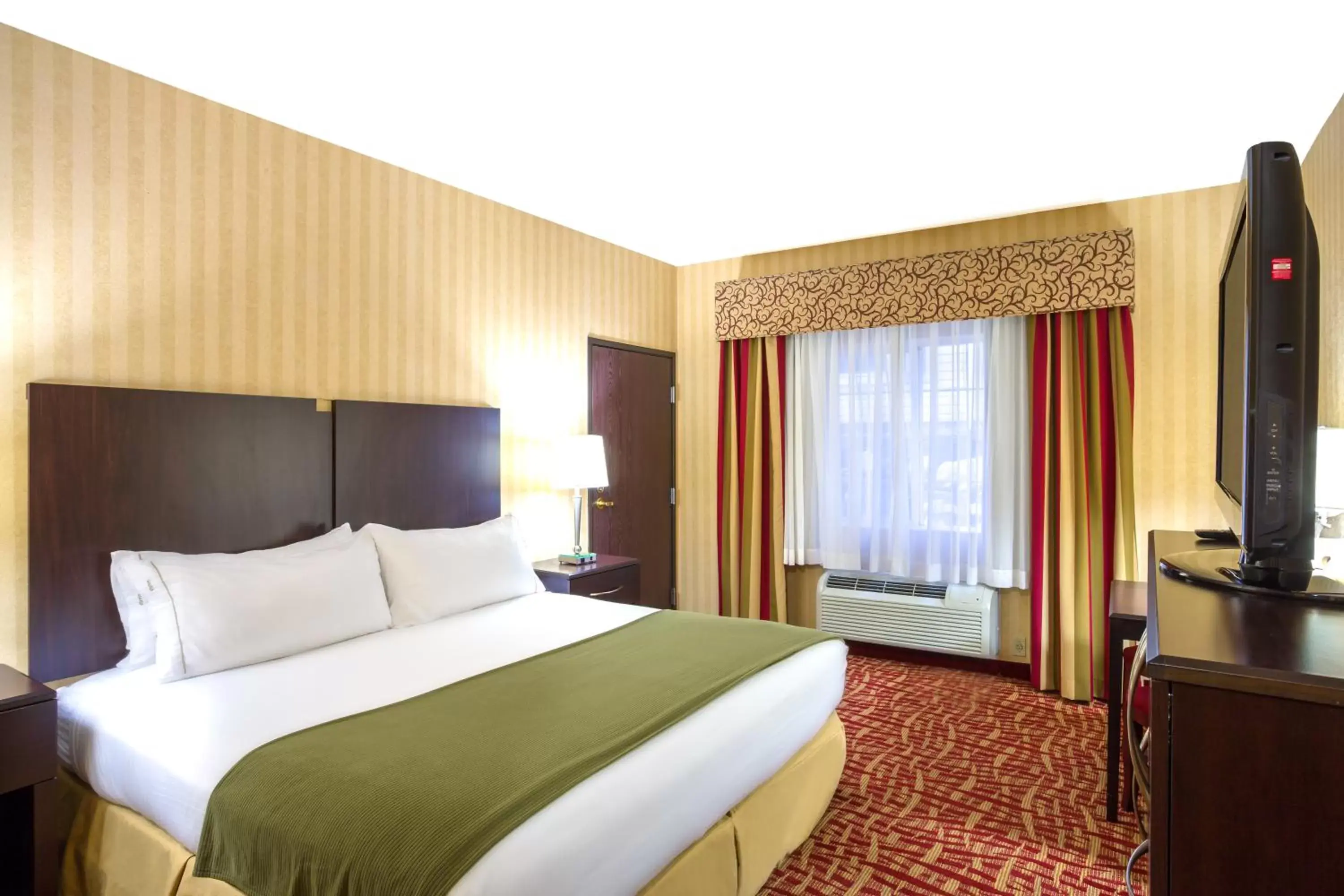Photo of the whole room, Bed in Holiday Inn Express Layton - I-15, an IHG Hotel