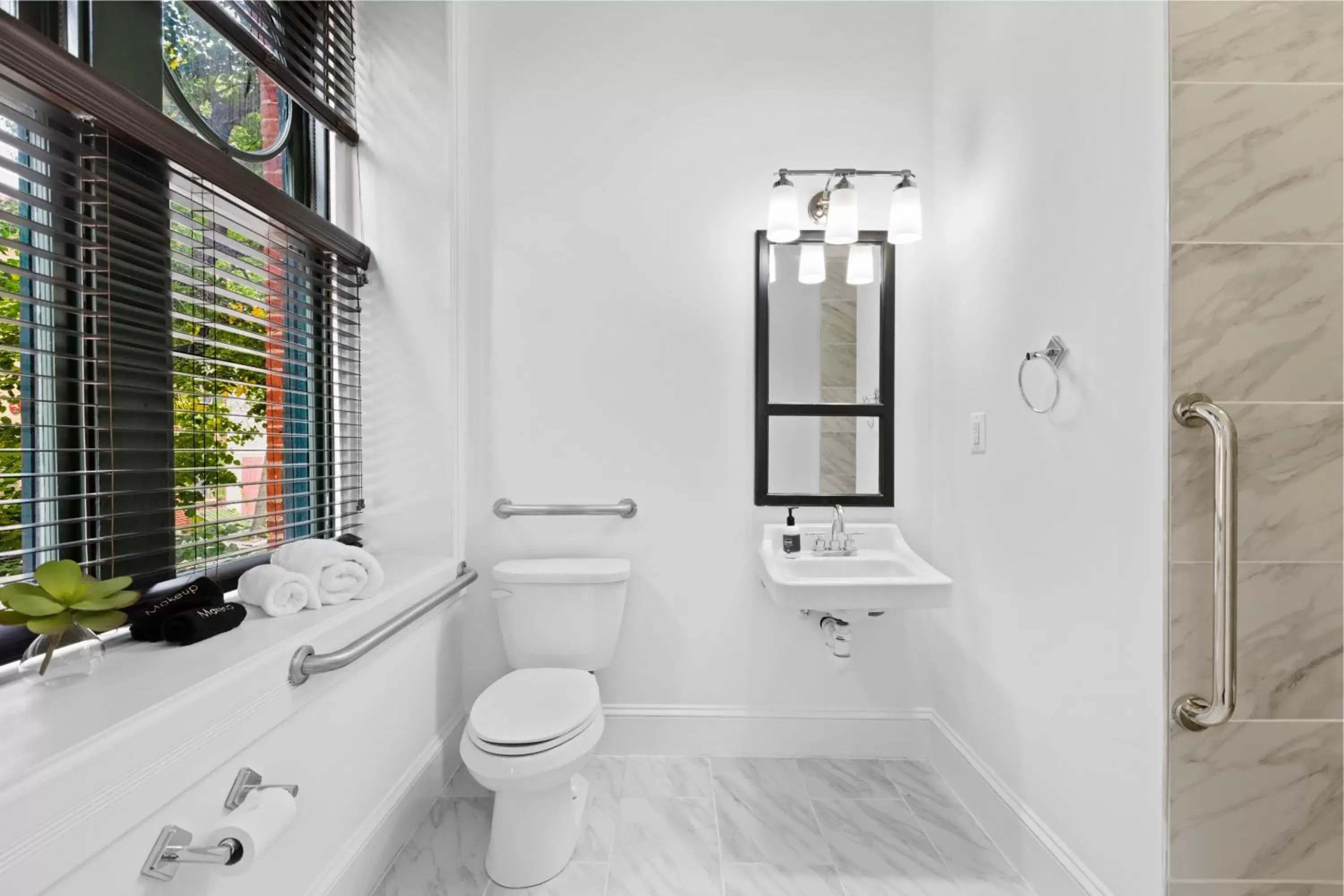 Shower, Bathroom in Brexton Hotel