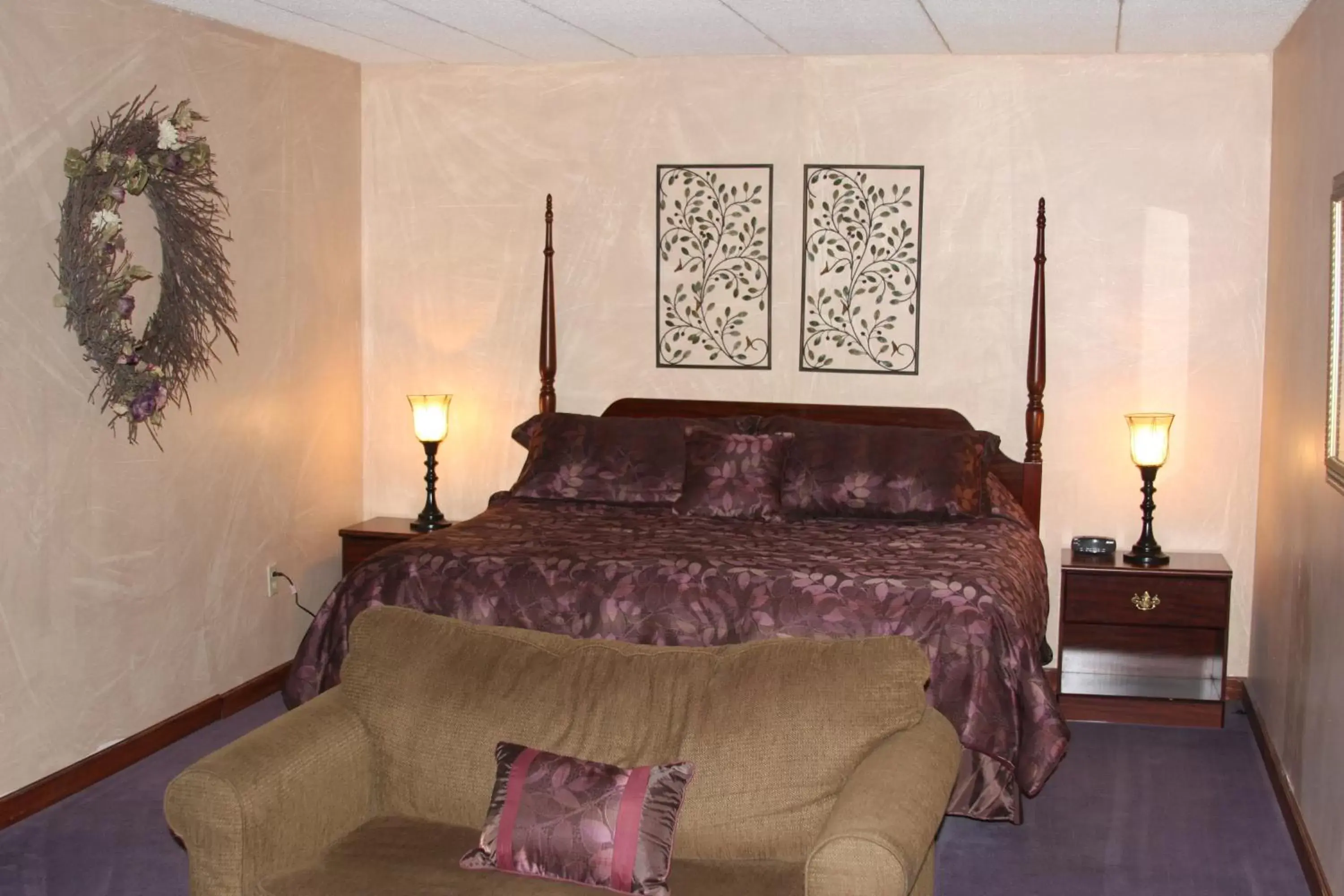 Bed in Gladstone Inn and Suites