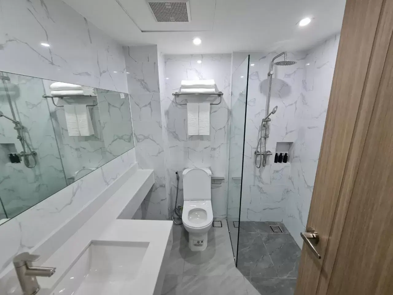 Toilet, Bathroom in Thana Wisut Hotel - SHA Plus