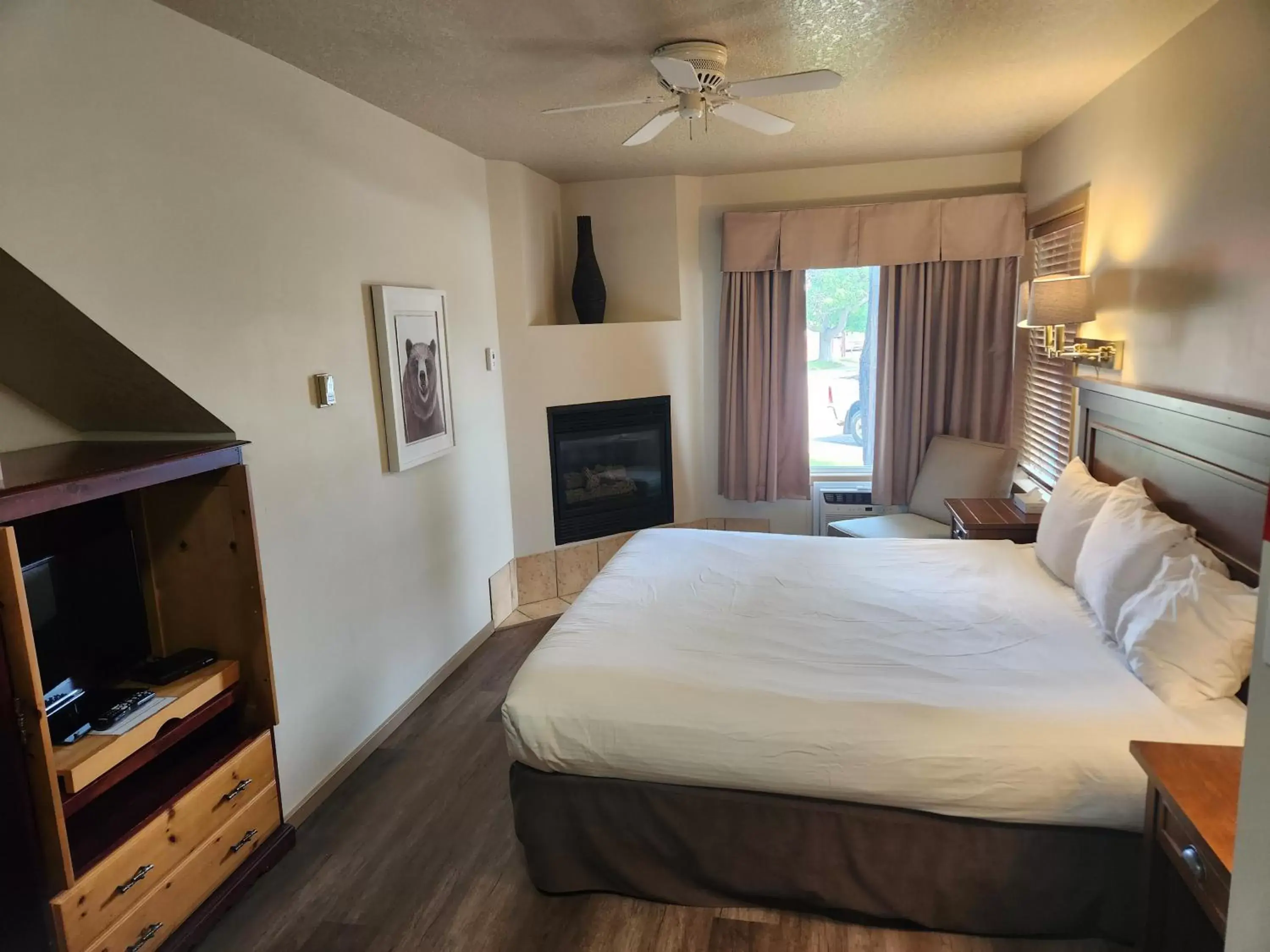 TV and multimedia, Bed in Waterton Lakes Lodge Resort