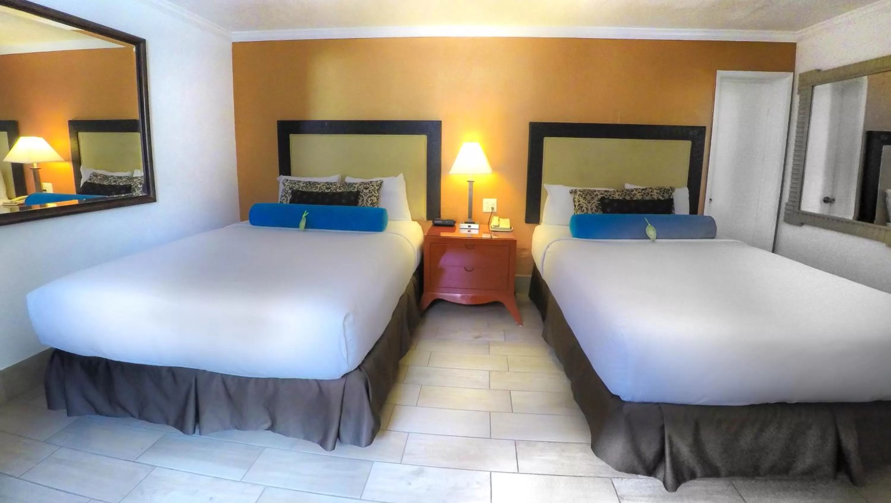 Photo of the whole room, Bed in Adara Palm Springs