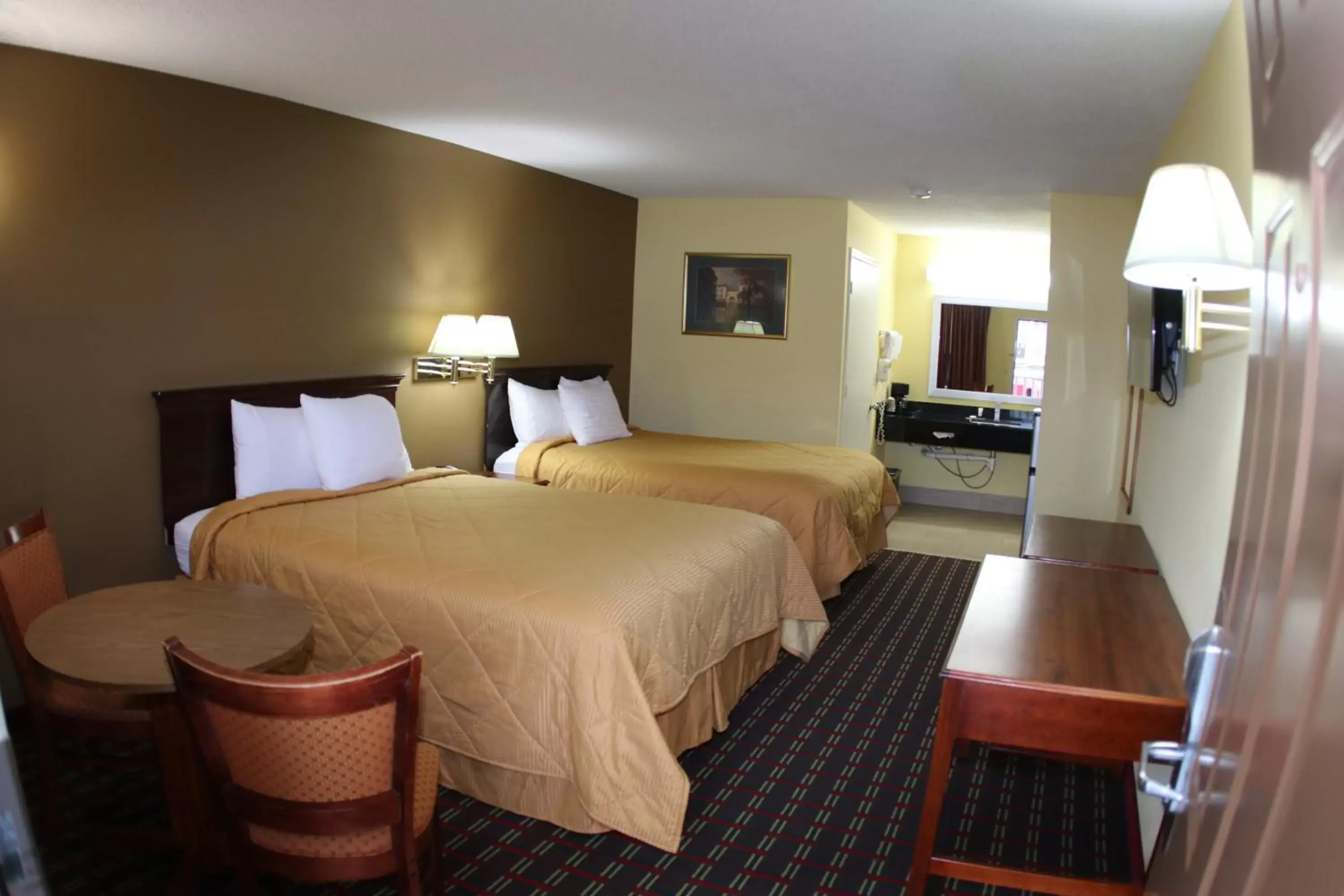 Photo of the whole room, Bed in Loyalty Inn Hawkinsville