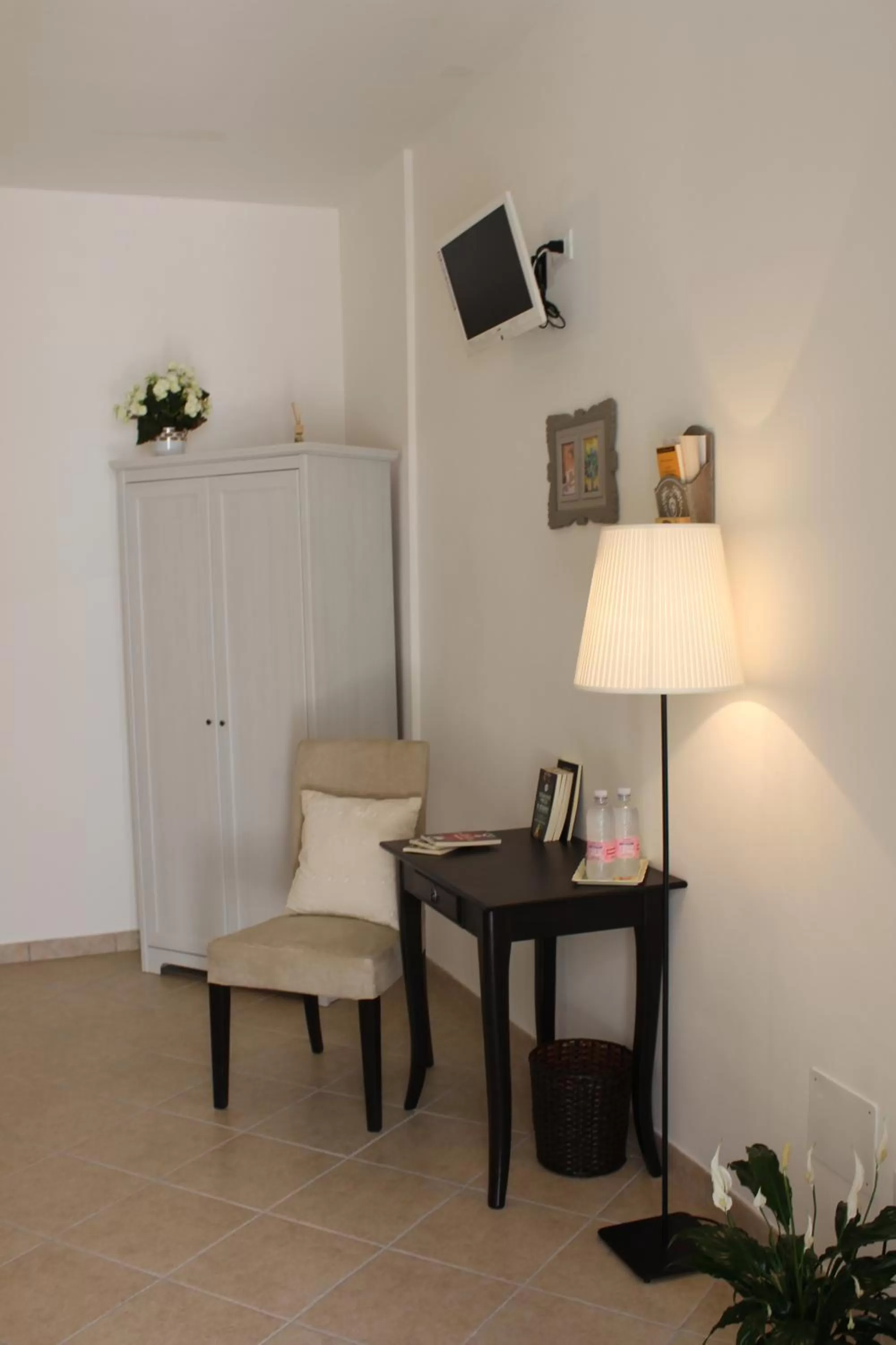 TV and multimedia, TV/Entertainment Center in Book and Bed