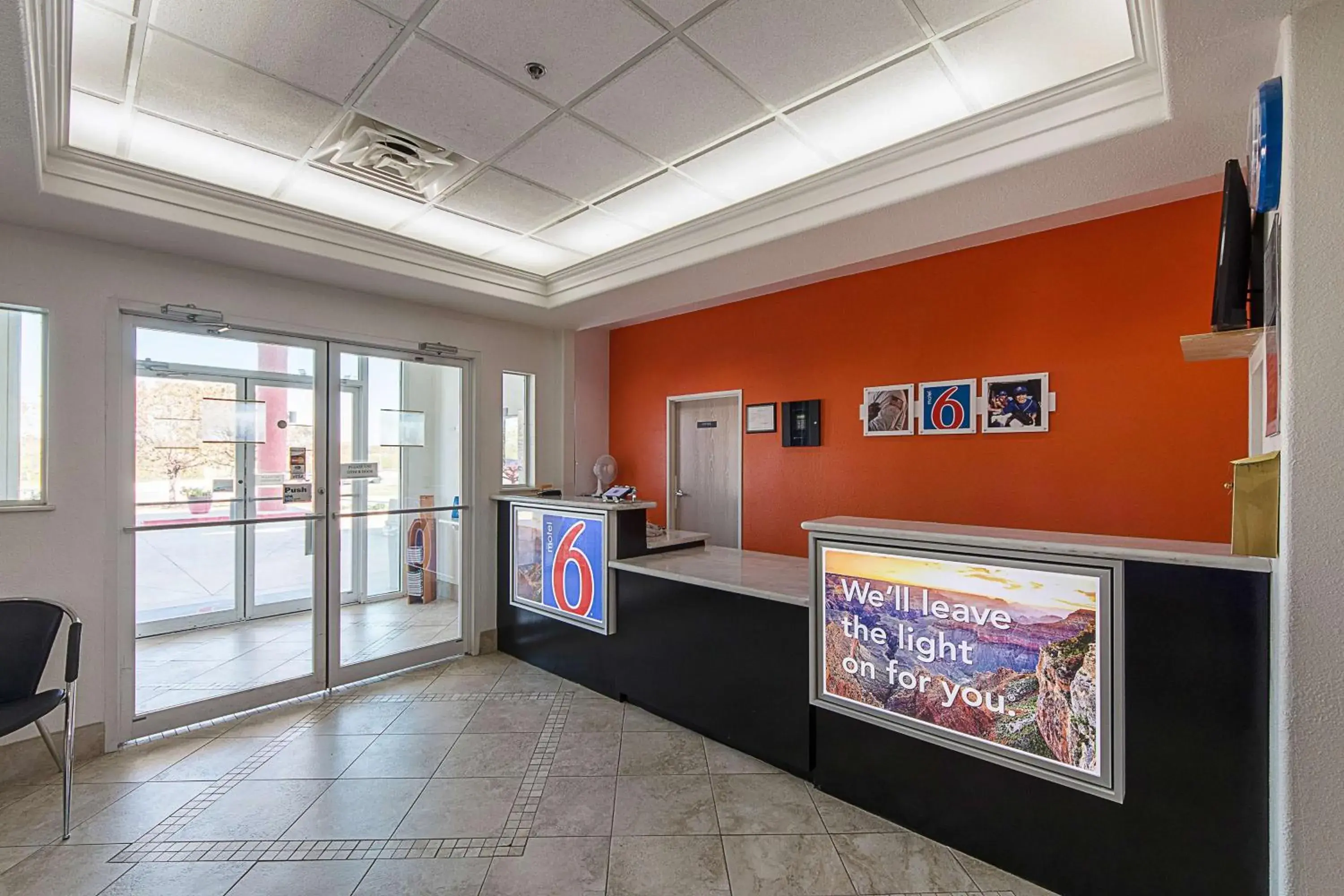 Lobby or reception, Lobby/Reception in Motel 6 San Antonio, TX - Downtown - Alamo Dome