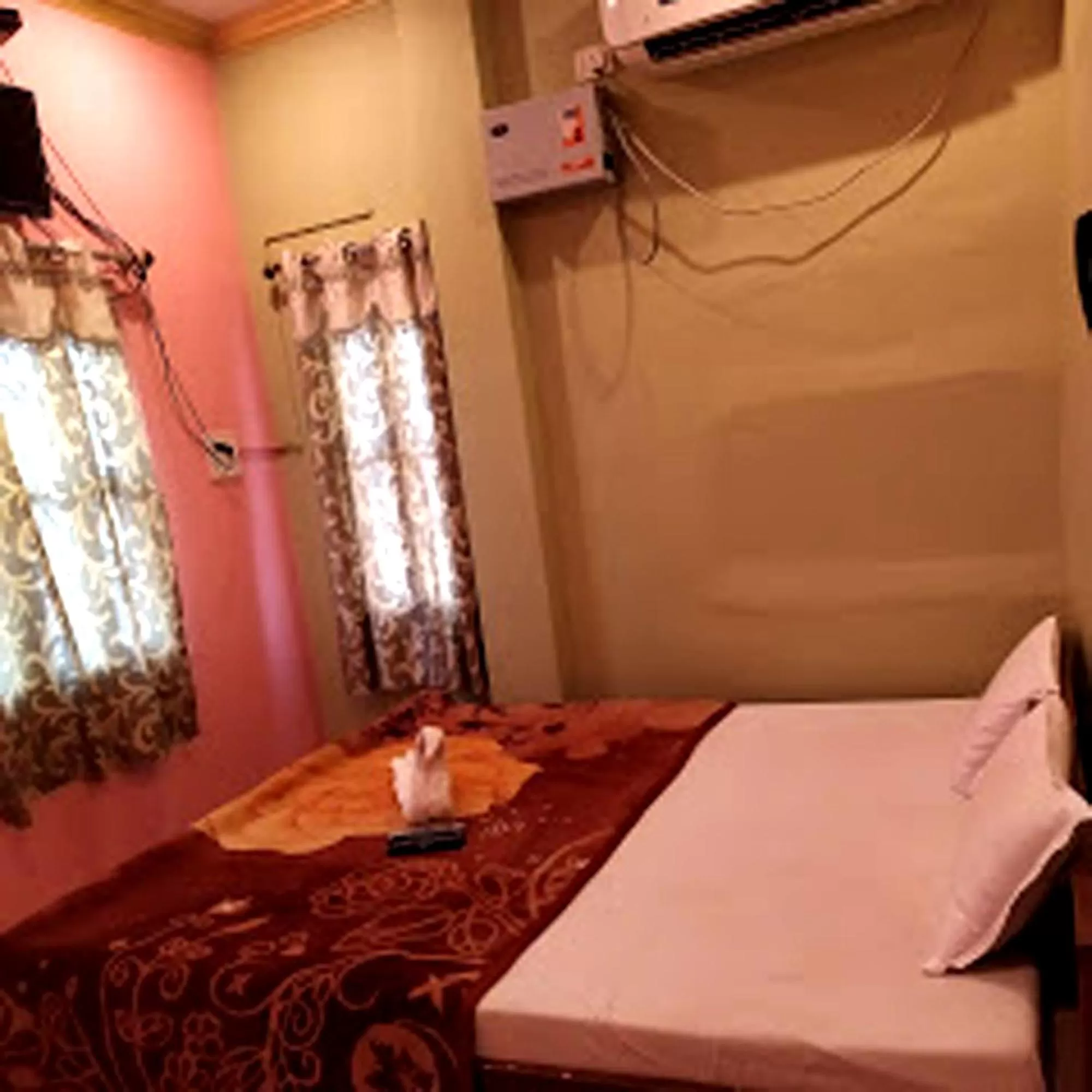 Bed in Hotel Aakash Ganga