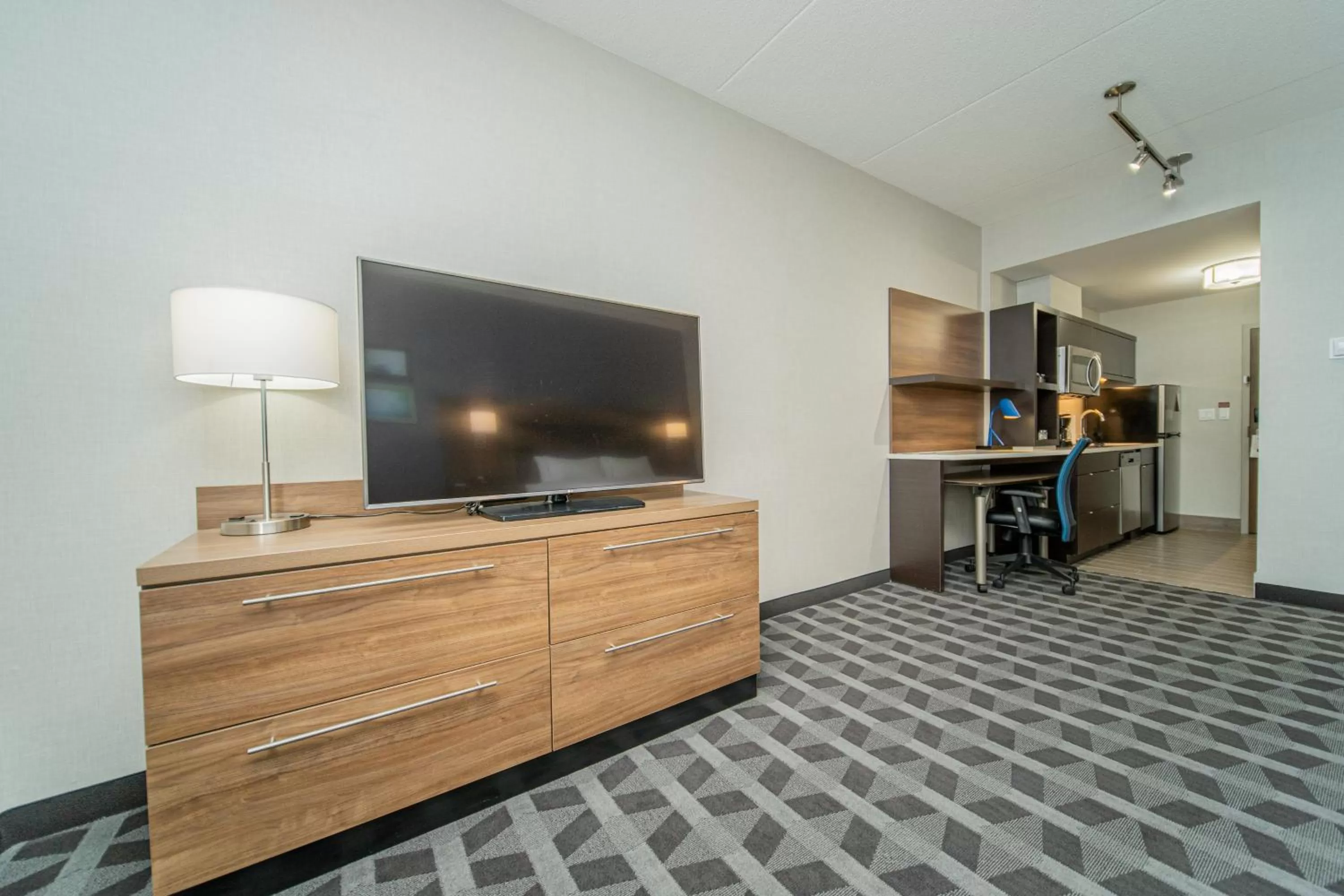 TV and multimedia in TownePlace Suites by Marriott Brantford and Conference Centre