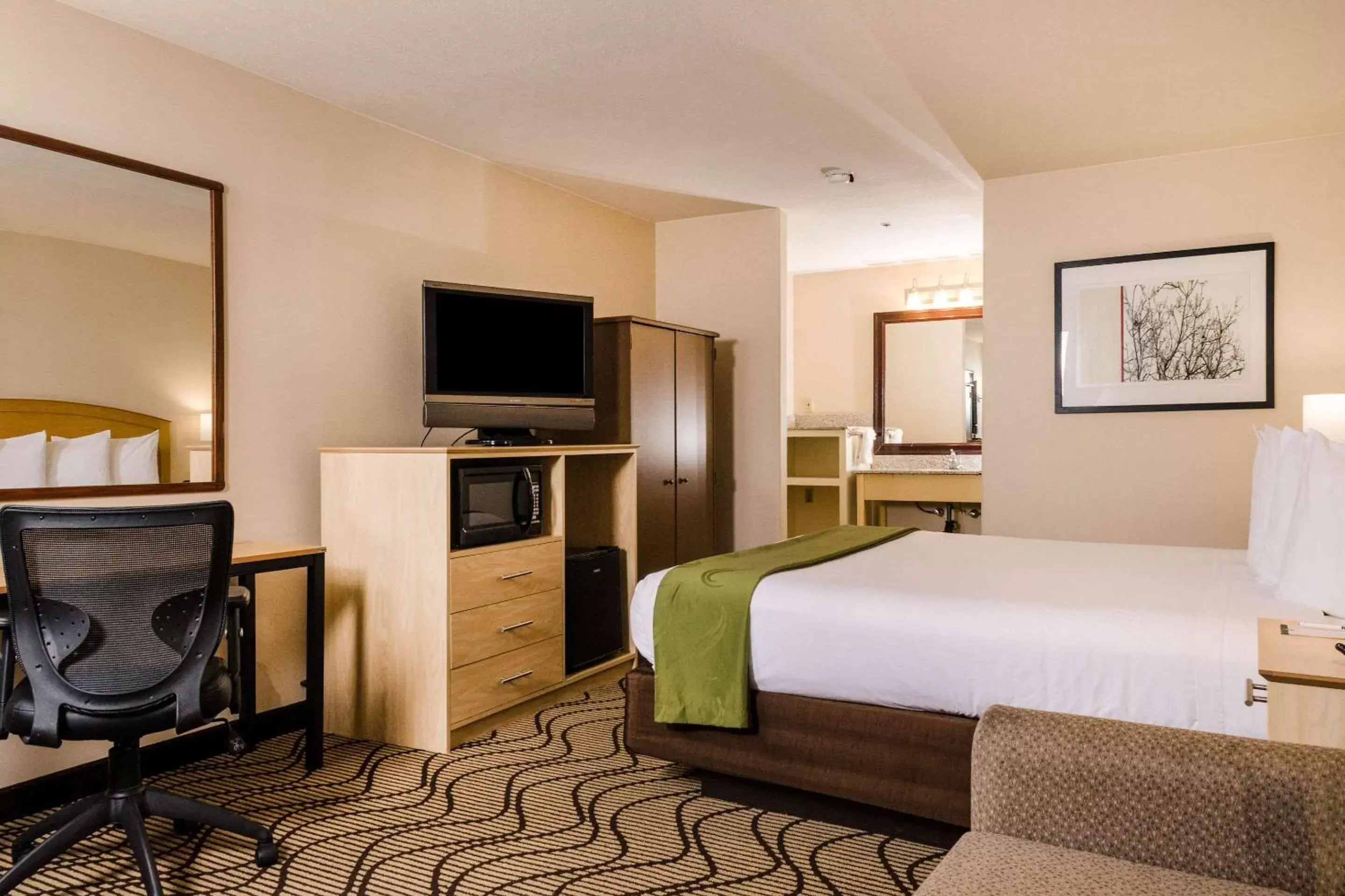 Photo of the whole room, Bed in Quality Inn & Suites Lathrop