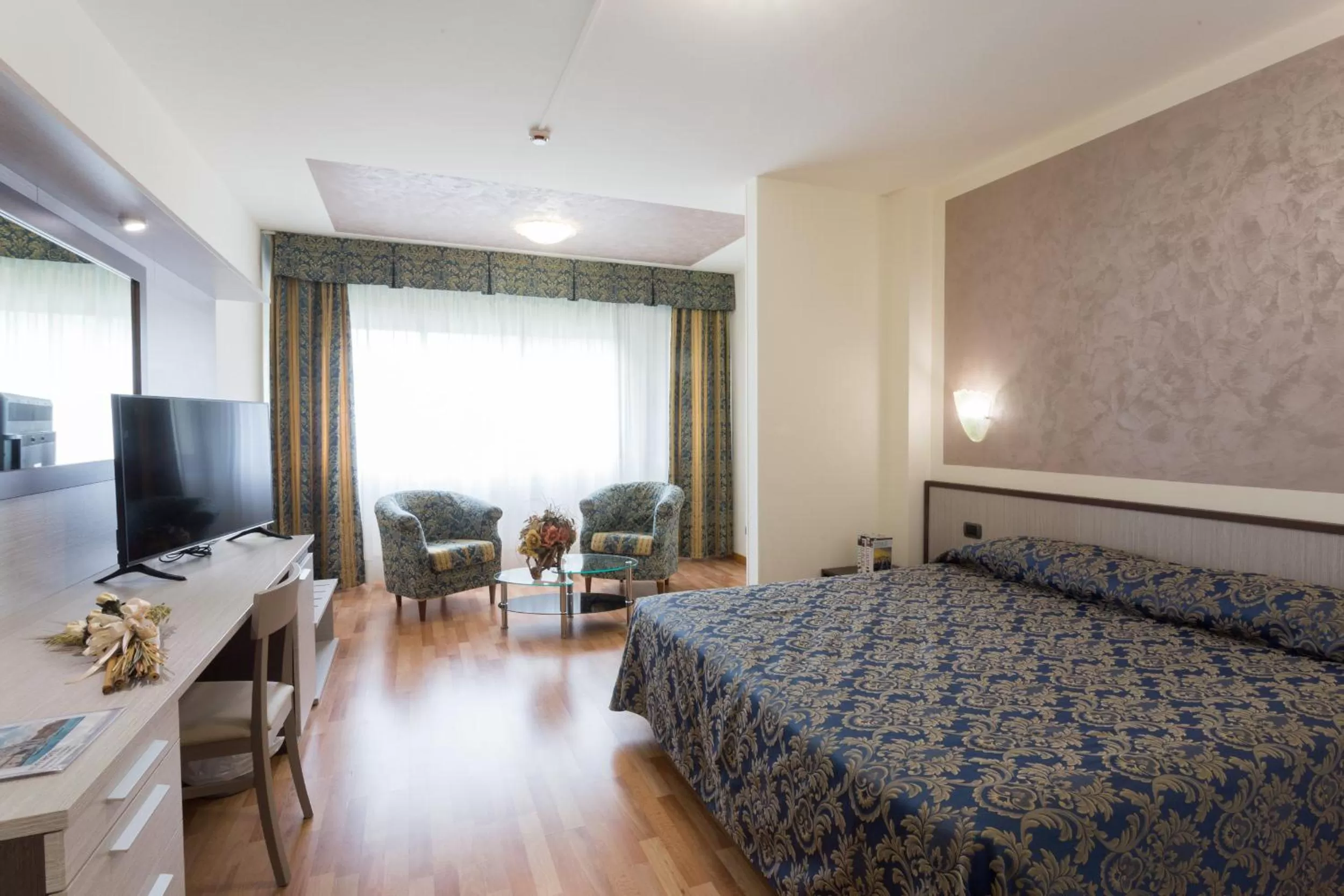 TV and multimedia, Bed in Hotel Airmotel