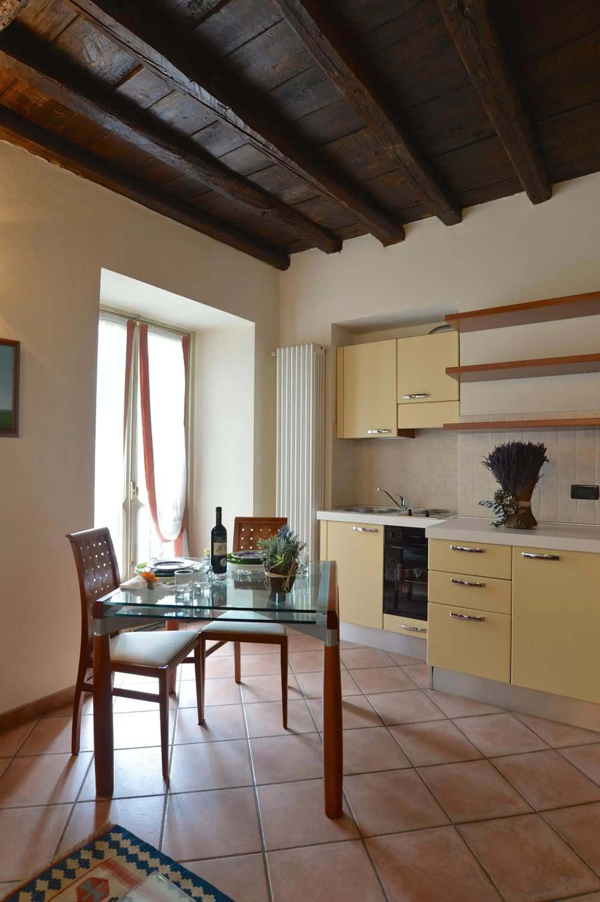 Kitchen or kitchenette, Dining Area in Loger Confort Residence & Apartments