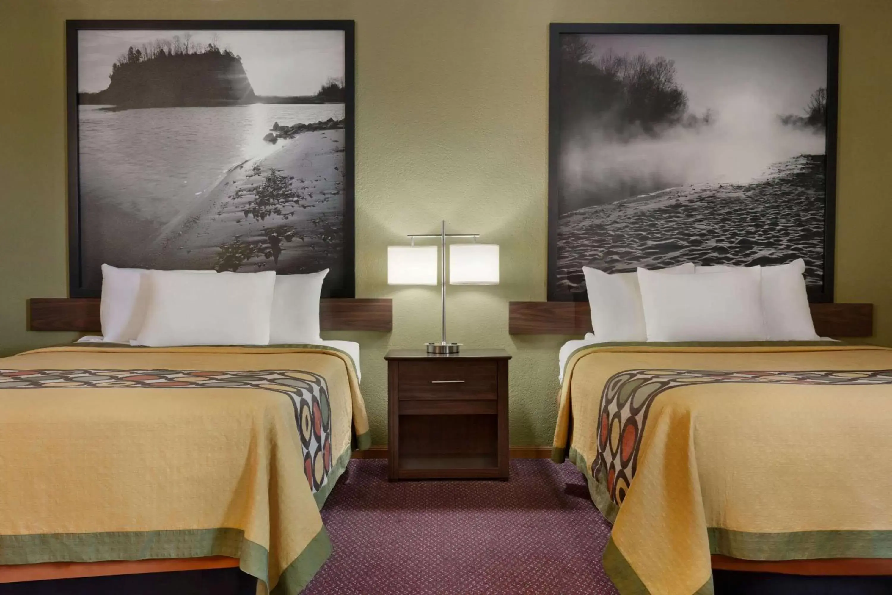 Photo of the whole room, Bed in Super 8 by Wyndham Sikeston/Miner Area