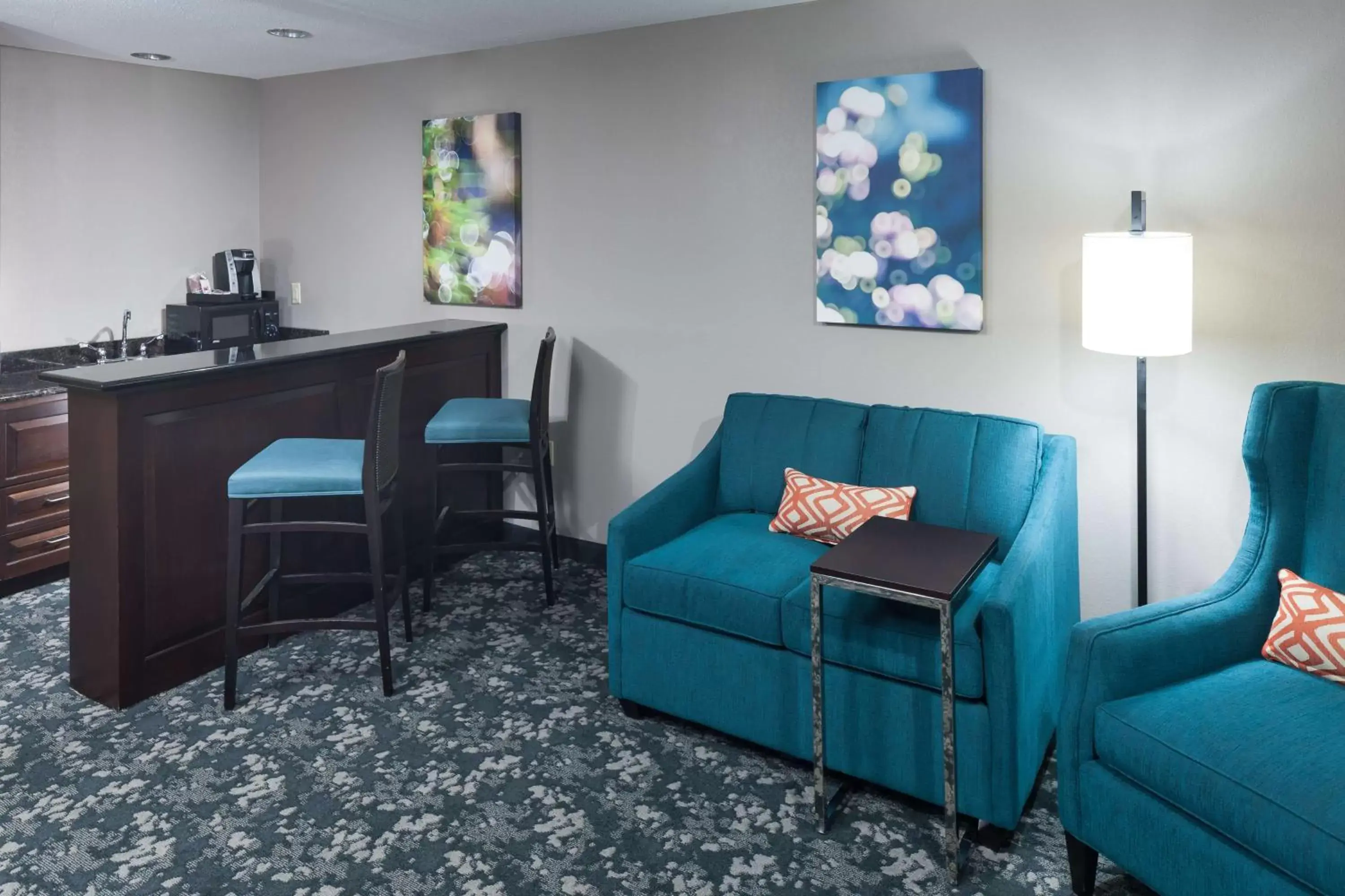 Bed, Seating Area in Hilton Garden Inn Cincinnati/Mason