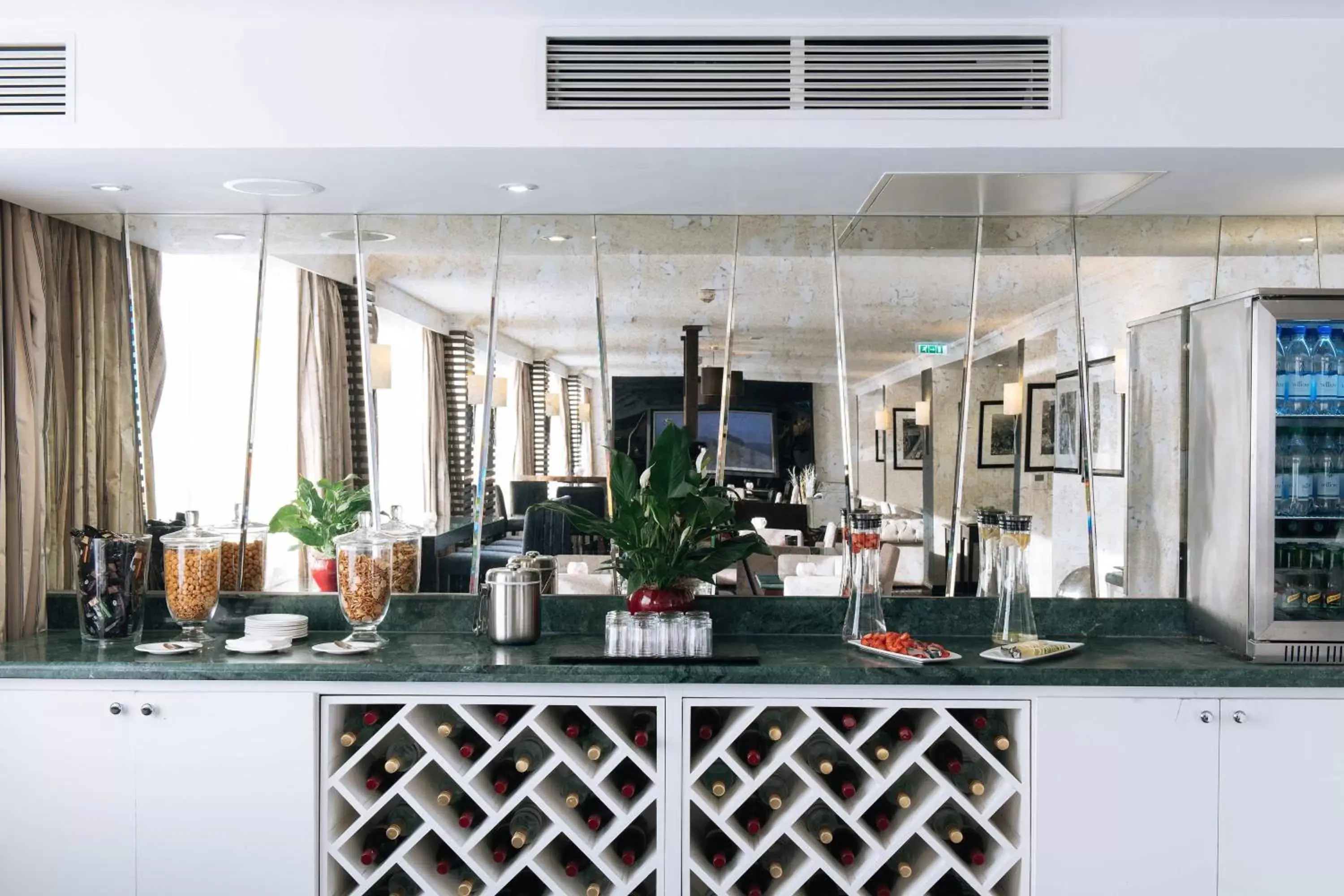Lounge or bar, Kitchen/Kitchenette in Renaissance London Heathrow Hotel