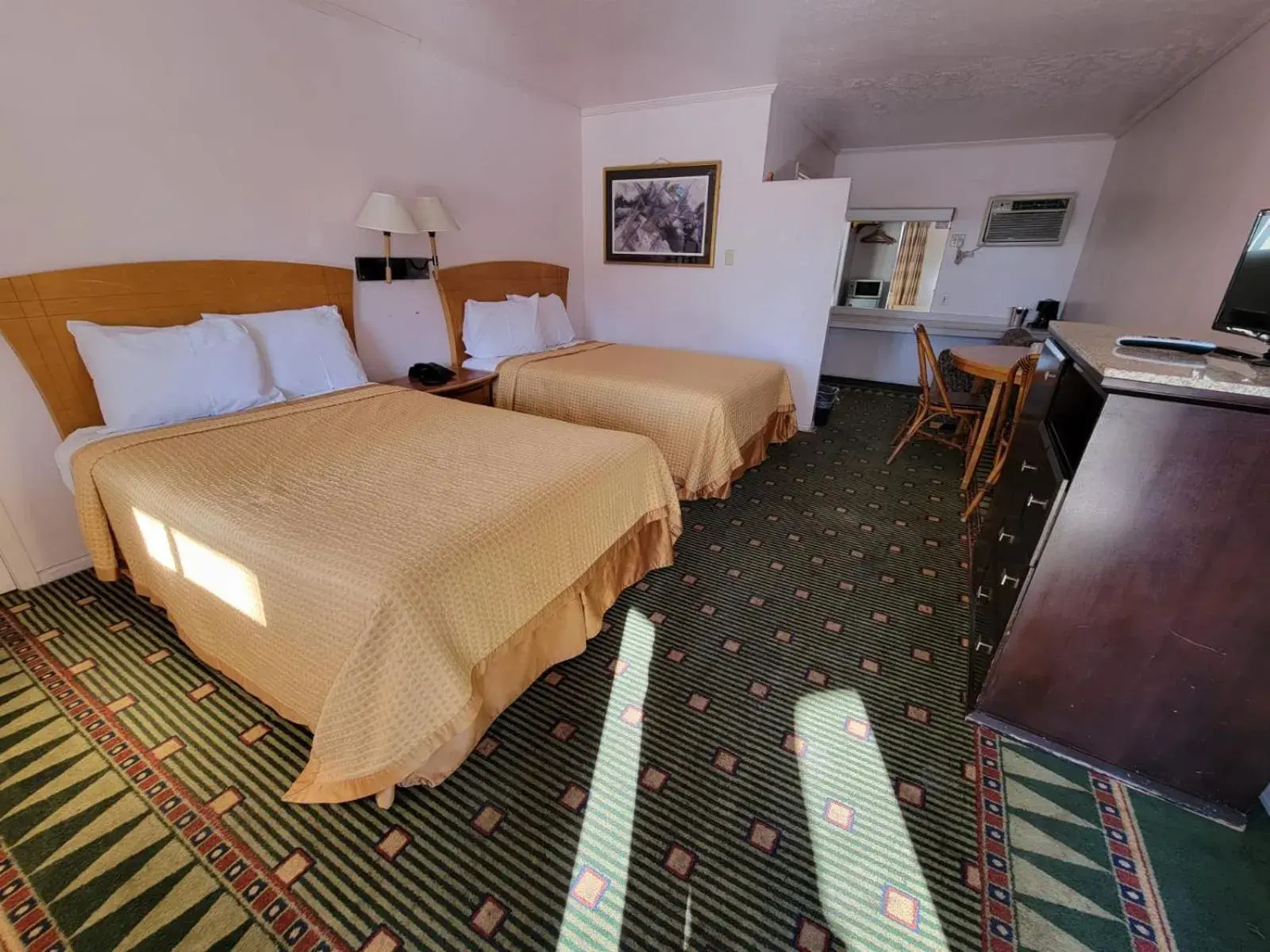 Bedroom in Emerald Inn & Lounge