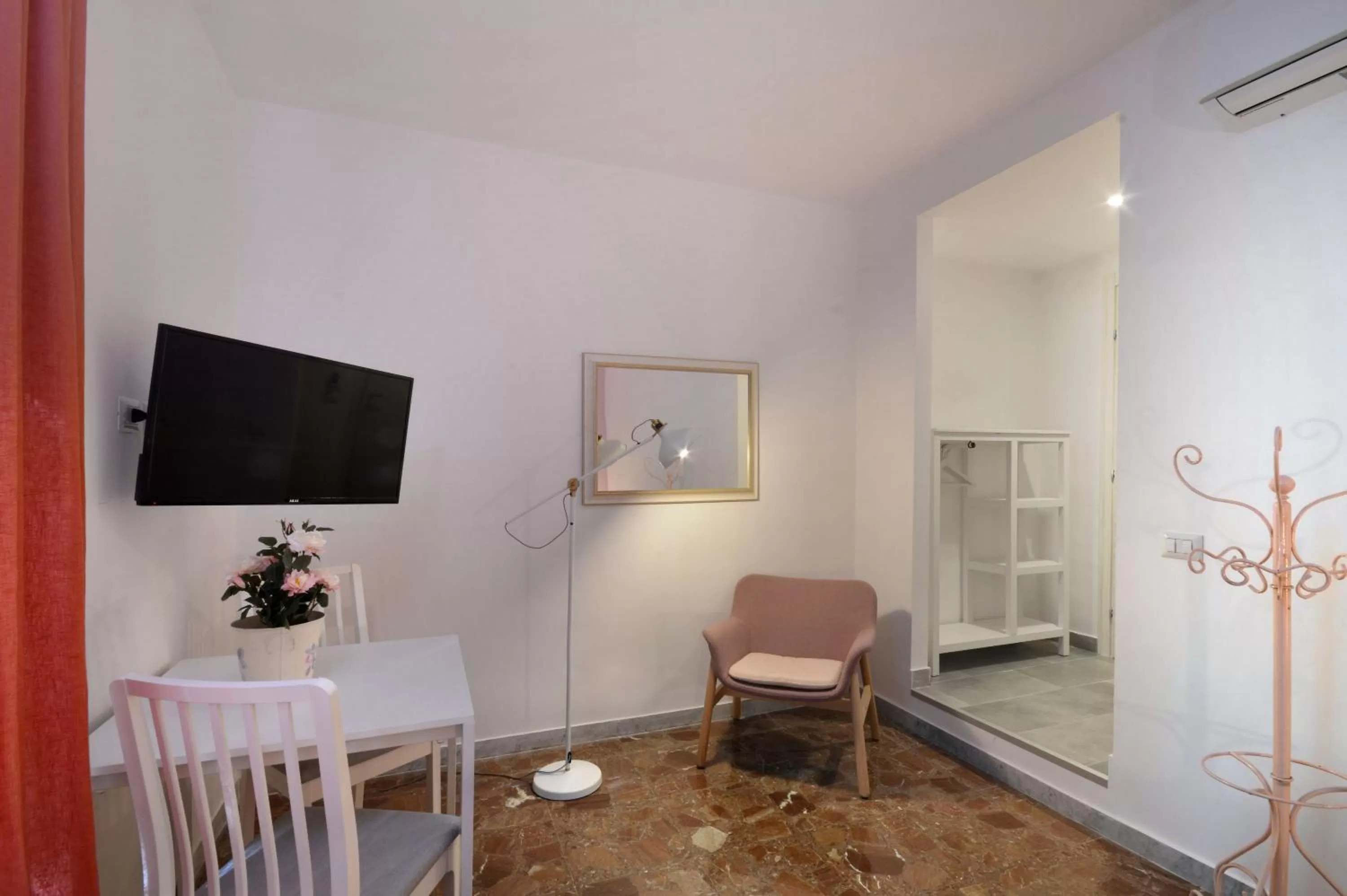 Photo of the whole room, TV/Entertainment Center in La Locanda Dell'Arte-Museo