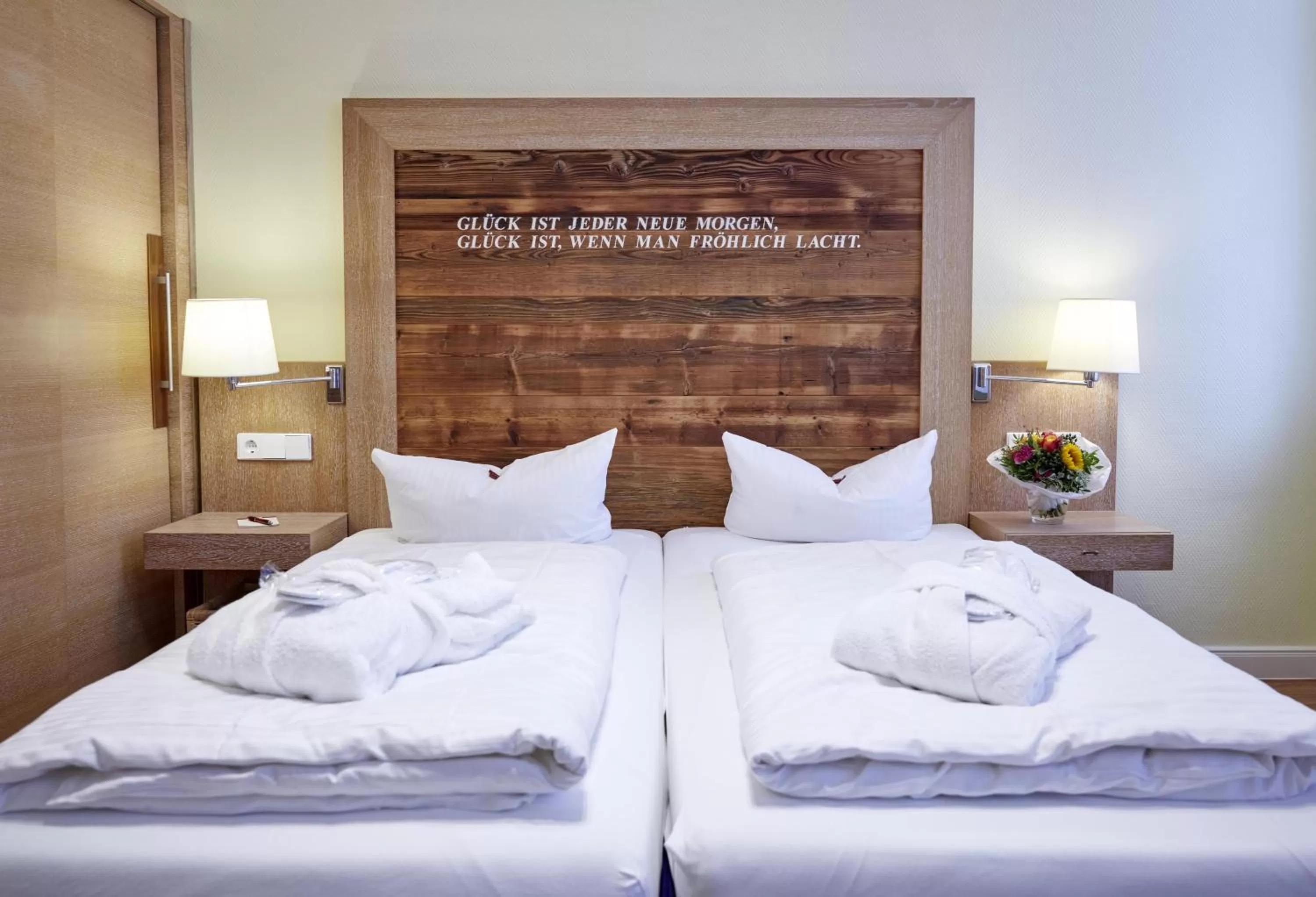 Photo of the whole room, Bed in Strandhotel VierJahresZeiten