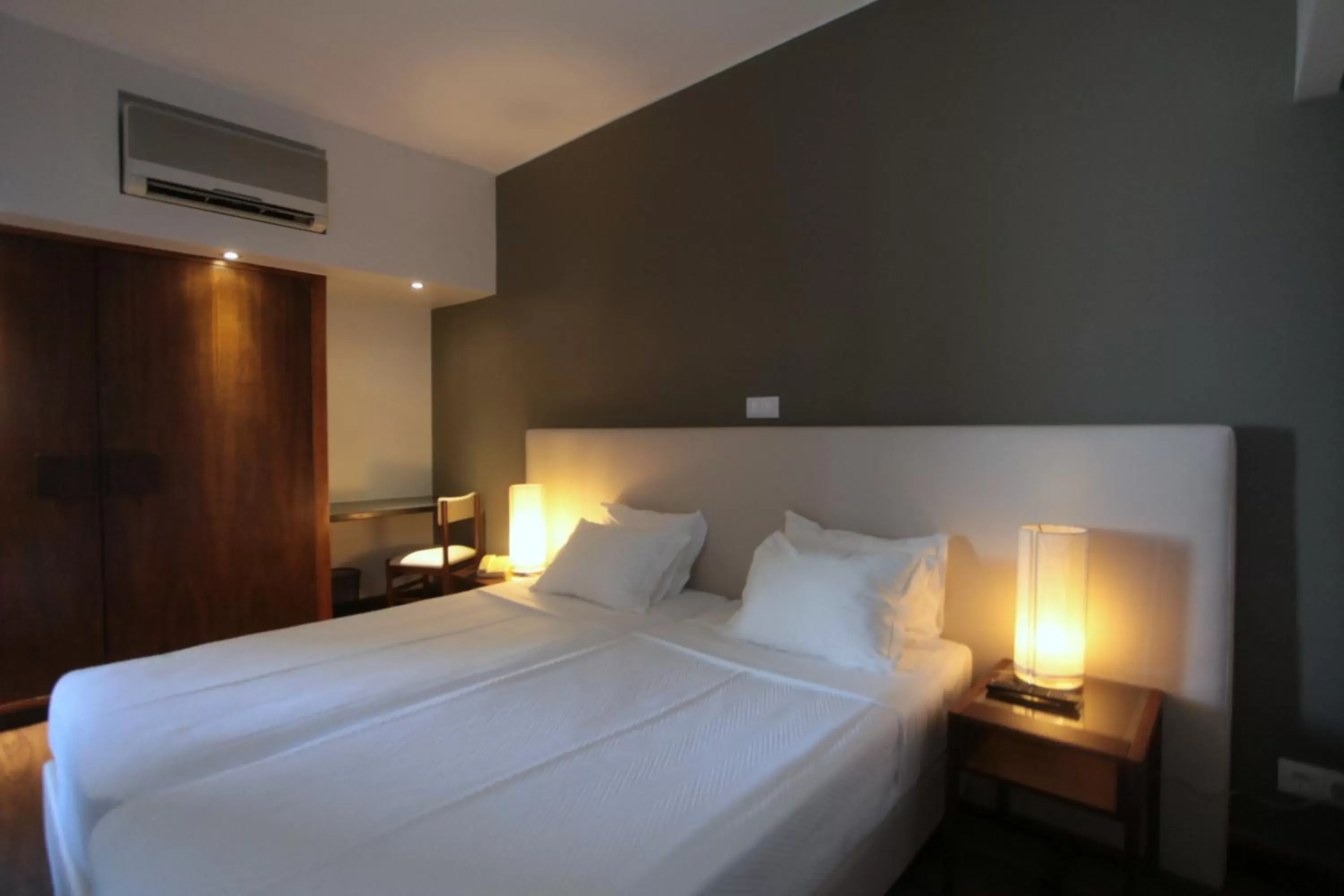 Shower, Bed in Hotel Rali Viana