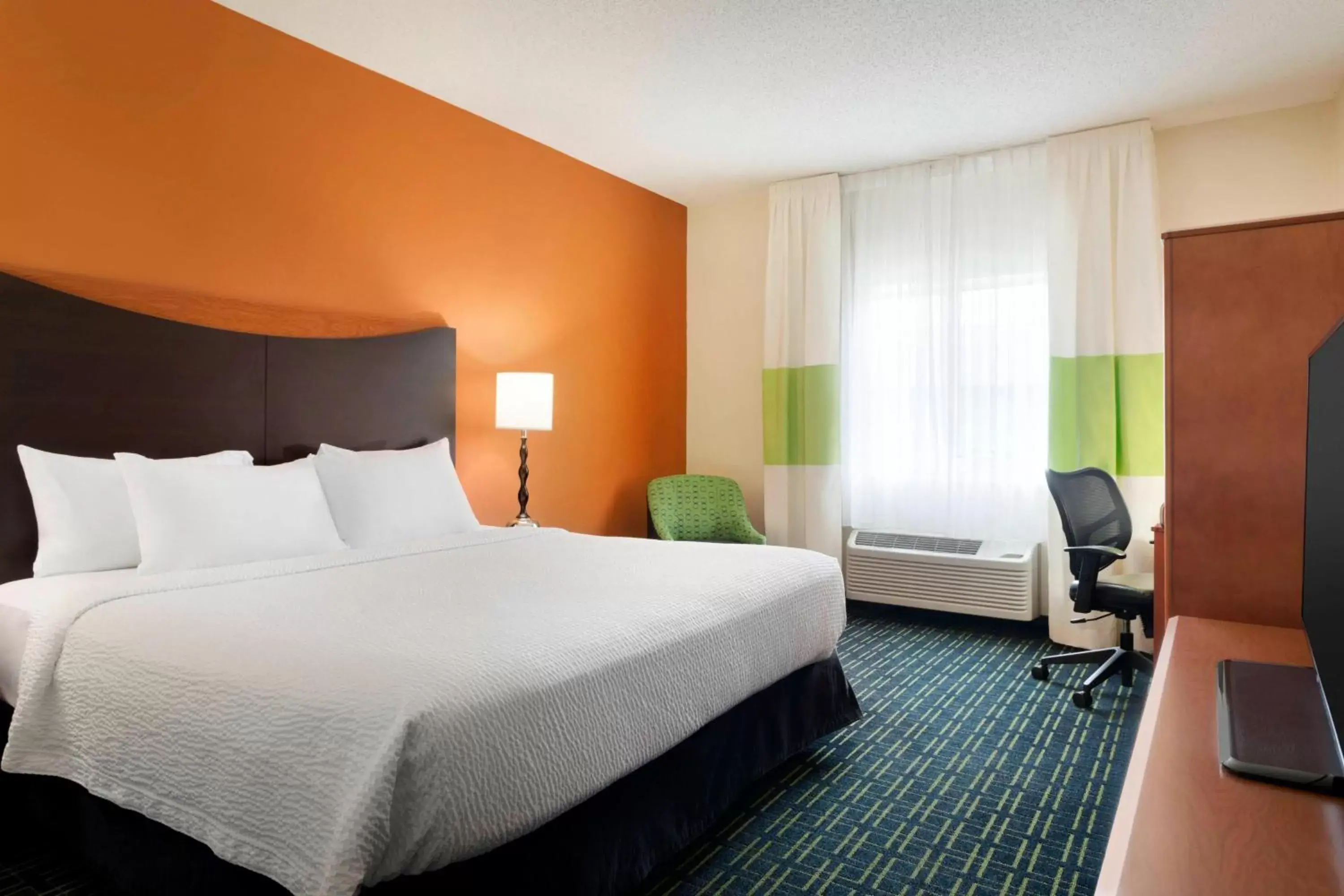 Photo of the whole room, Bed in Fairfield Inn & Suites by Marriott Champaign
