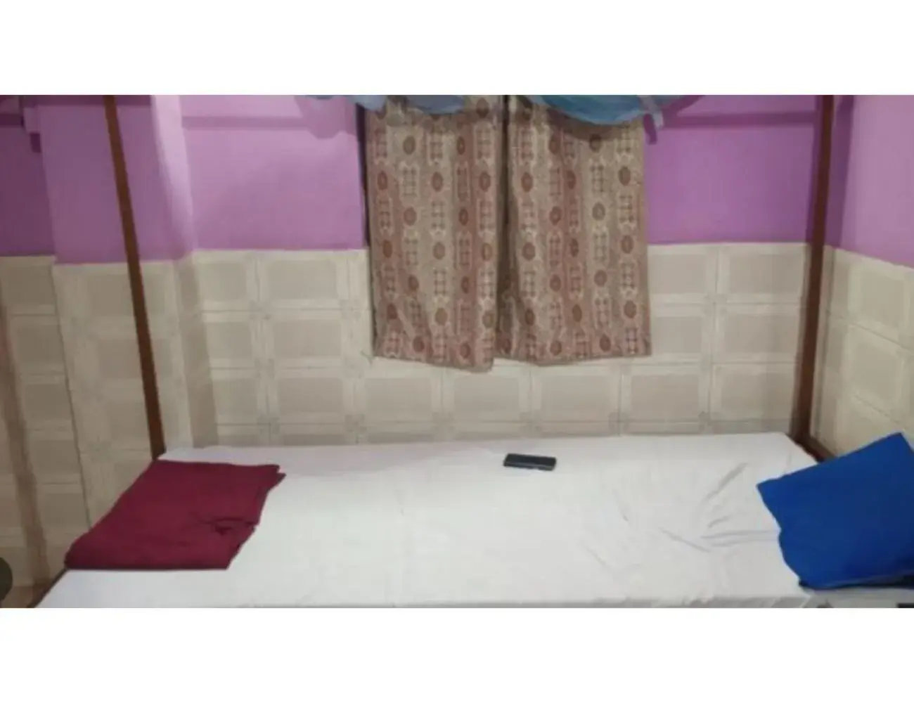 Bed in Goroomgo Central Guest House Agartala