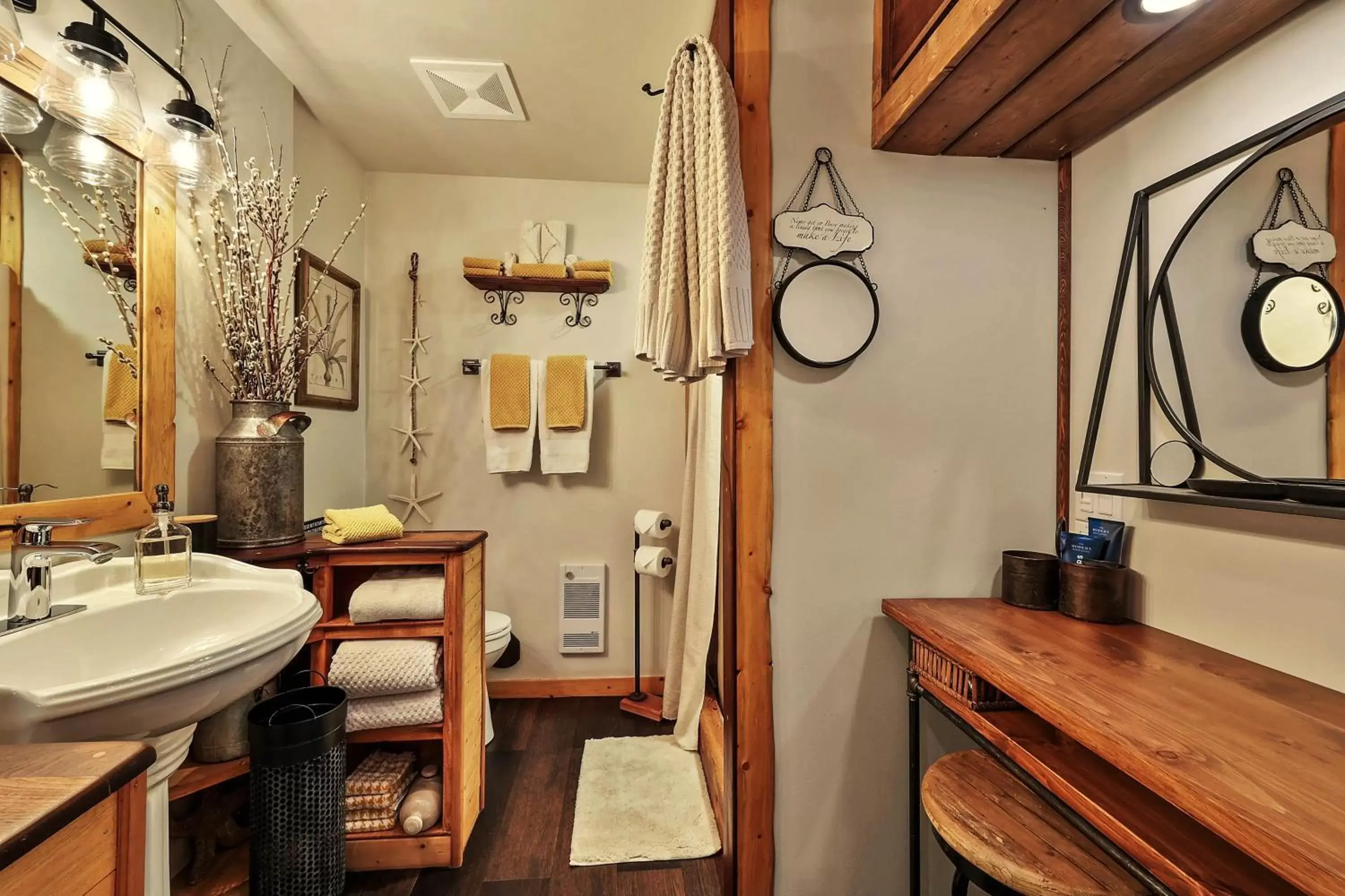 Bathroom in A Suite Retreat - Beyond Bed & Breakfast