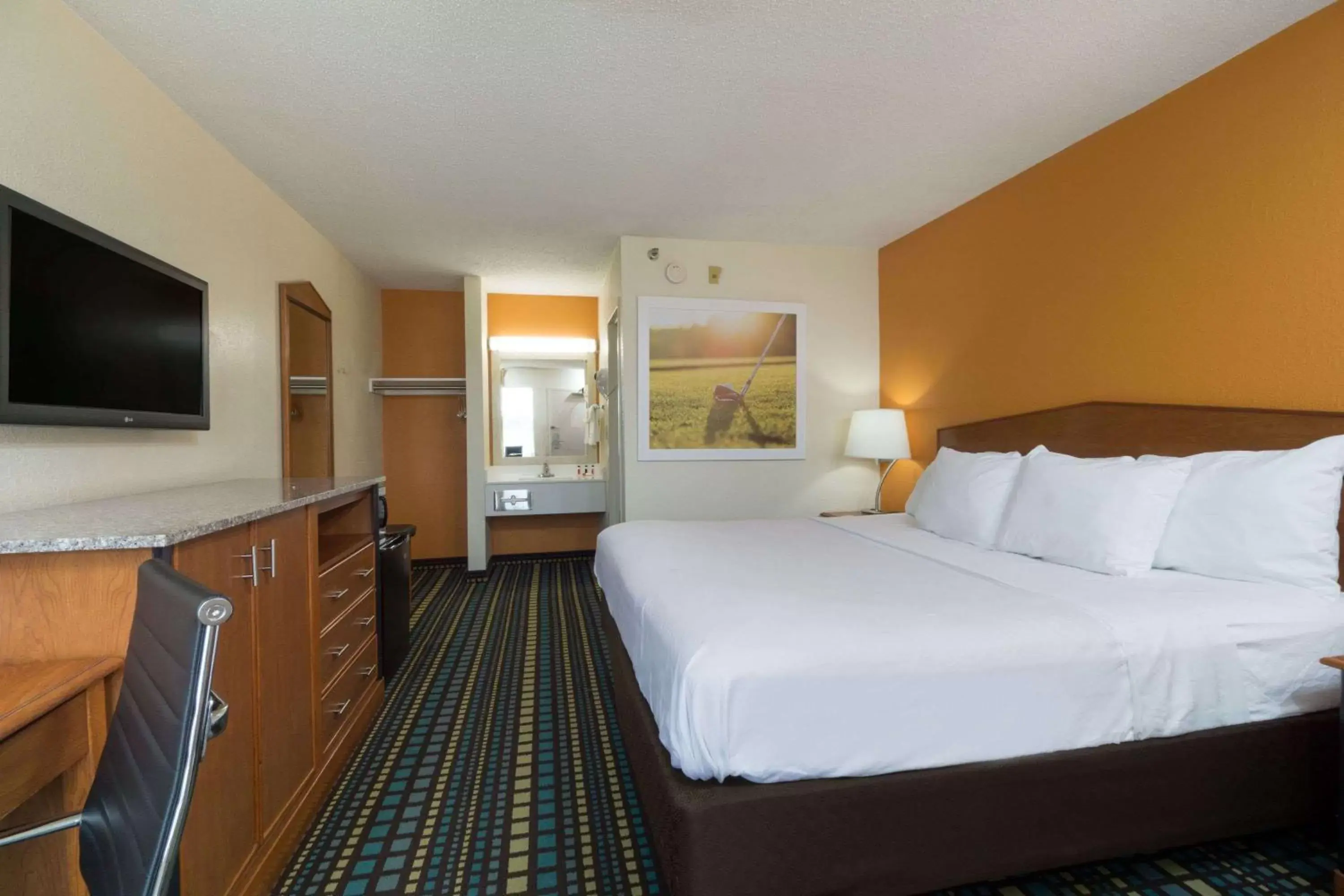 Photo of the whole room, Bed in Days Inn by Wyndham Florence Cincinnati Area