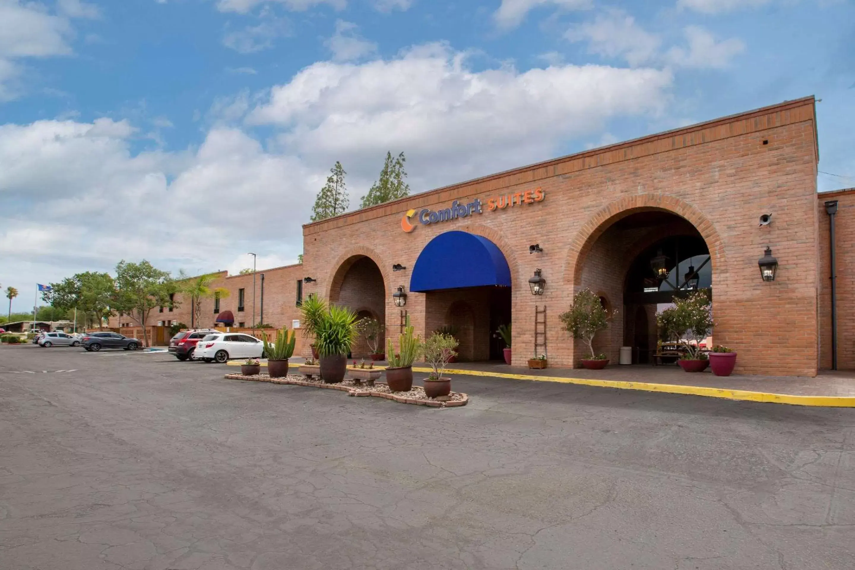 Property building in Comfort Suites At Sabino Canyon