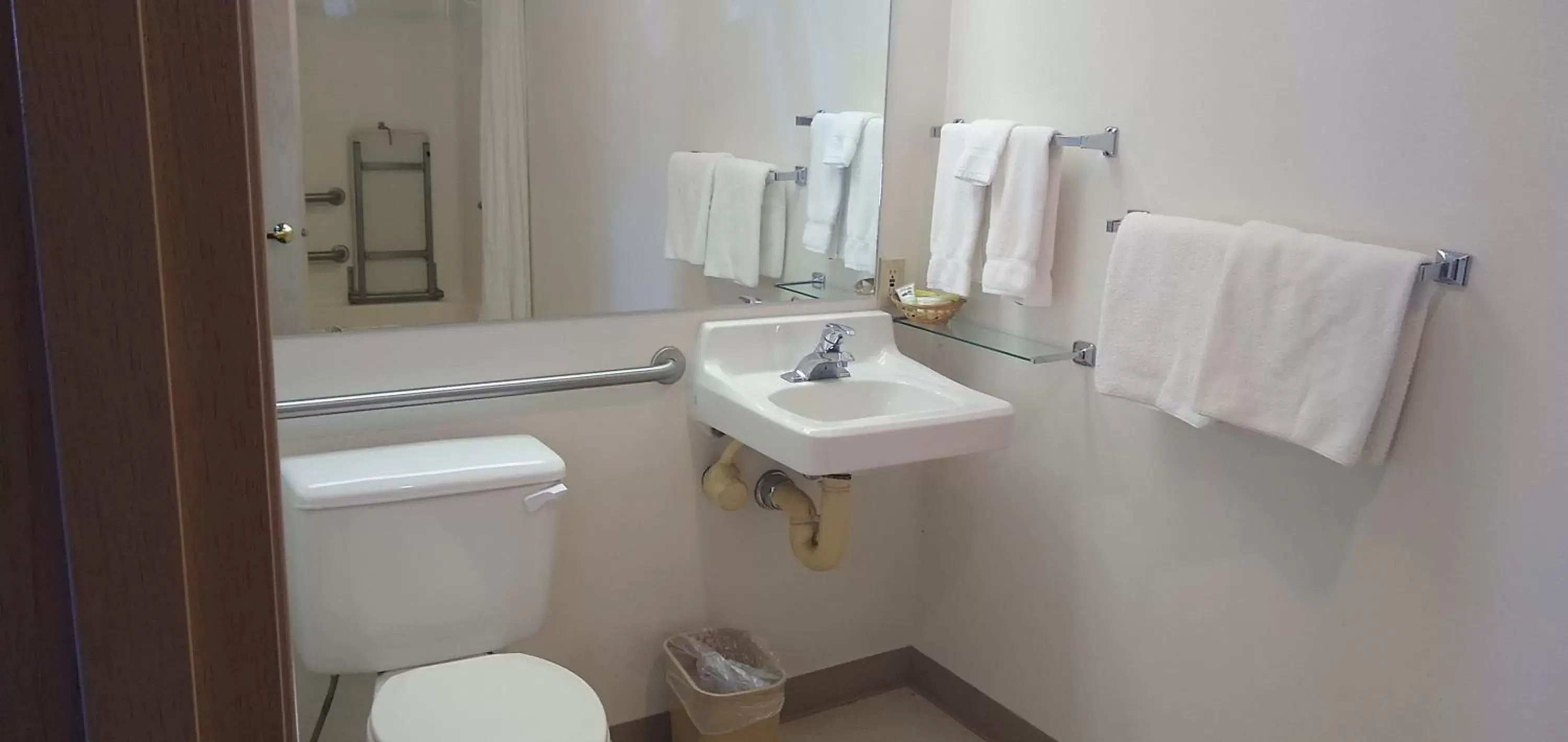 Bathroom in Ponderosa Motel