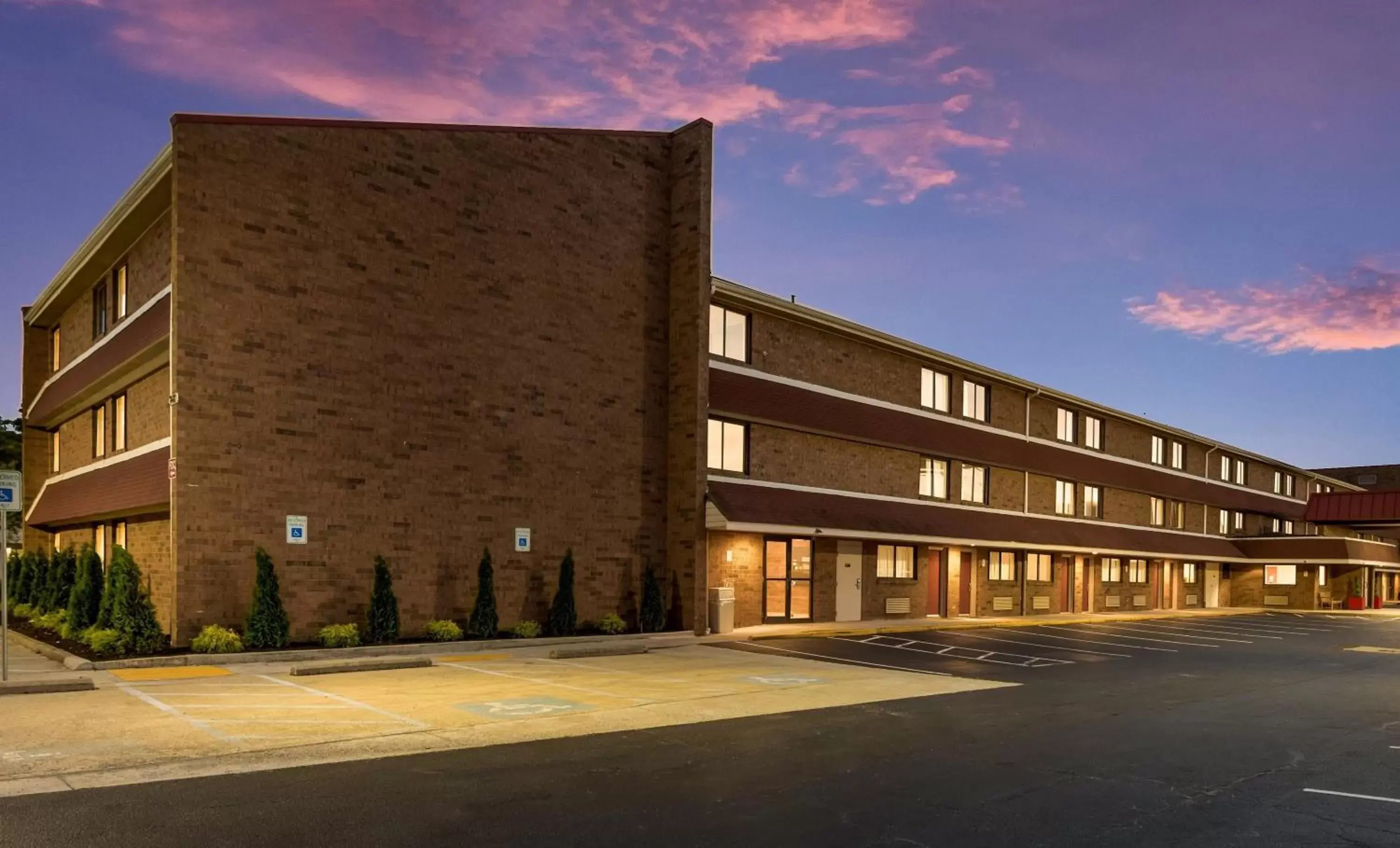 Property building in Red Roof Inn PLUS+ Columbus - Worthington Property building in Red Roof Inn PLUS+ Columbus - Worthington