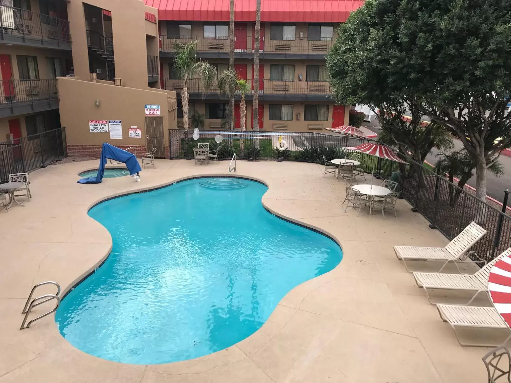 Swimming pool, Pool View in Travelers Inn - Phoenix