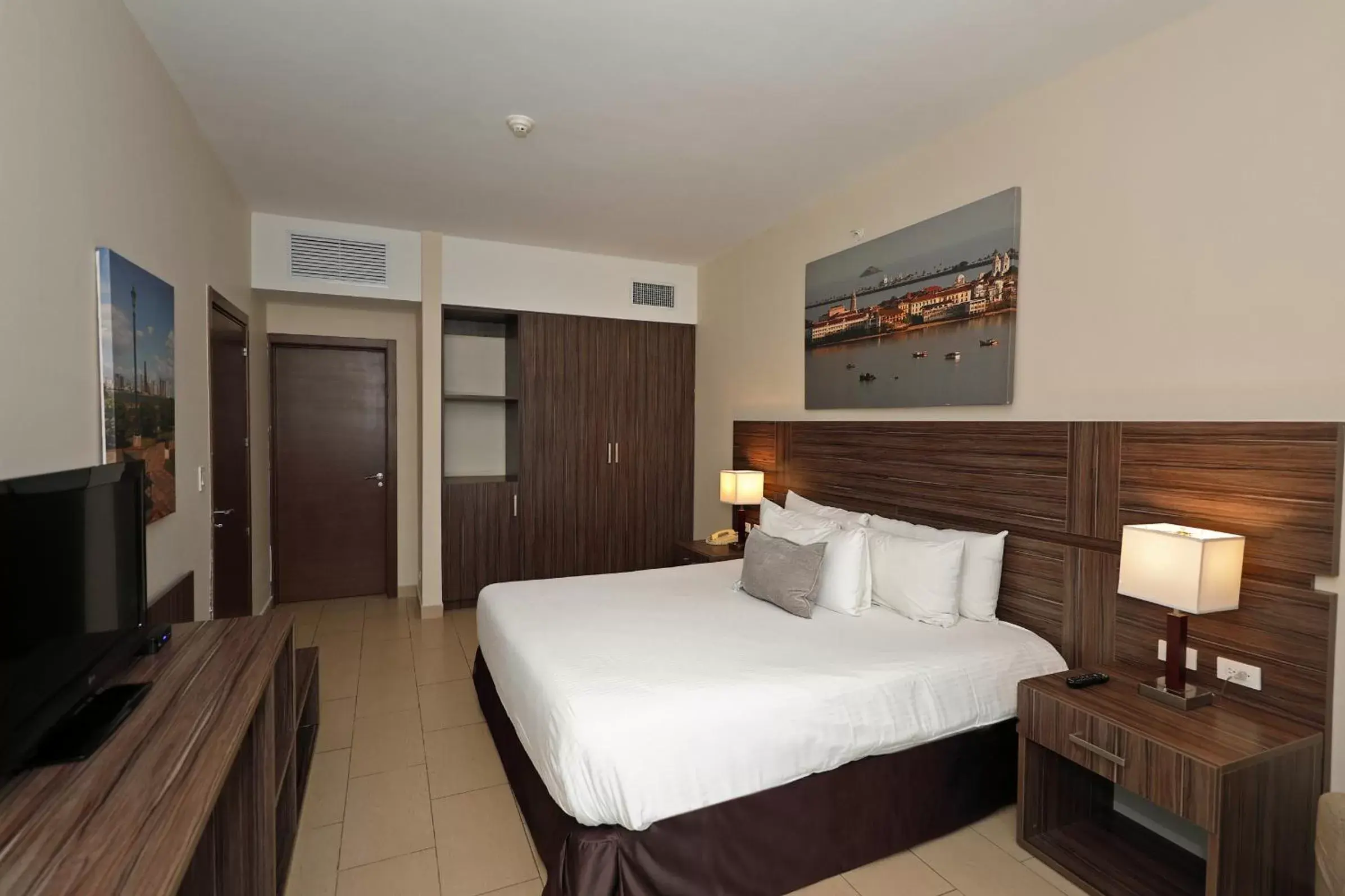 Bed in Victoria Hotel and Suites Panama